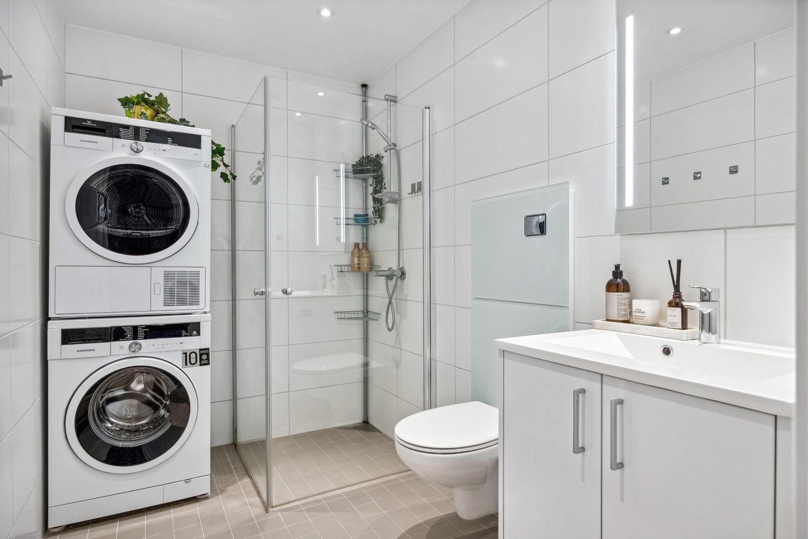 Lekkert baderom fra byggeår (2019) med varme i gulv og opplegg til vaskemaskin. Galleribilde