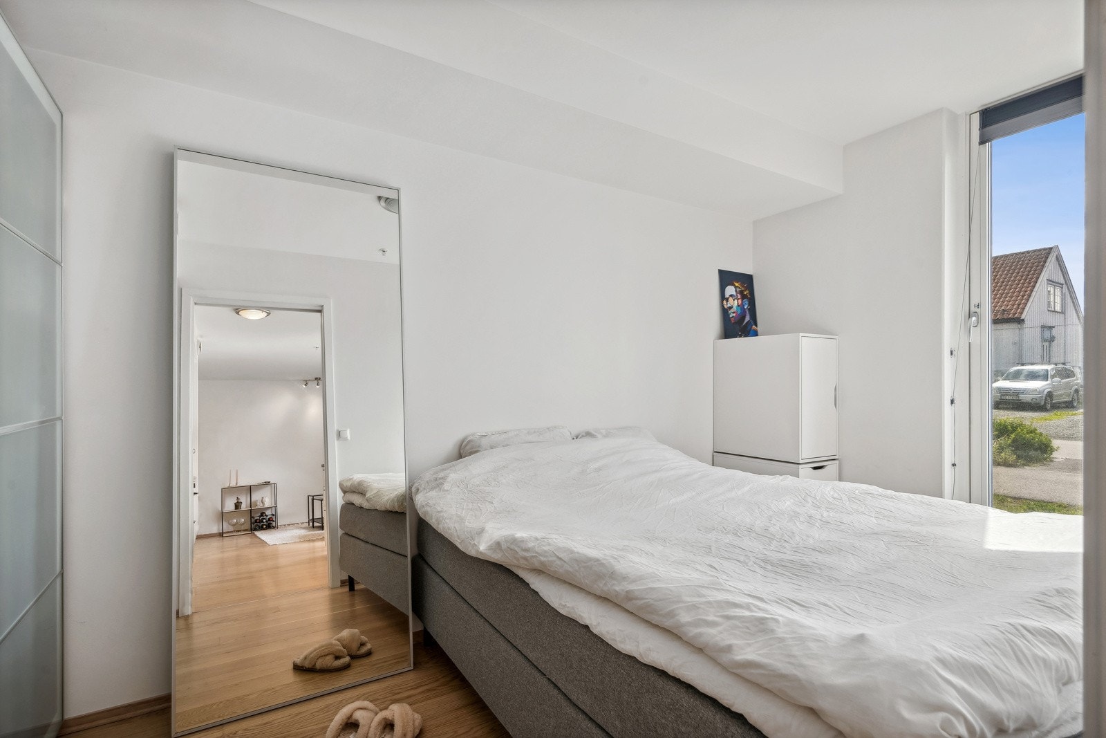 Boligens soverom er av god størrelse og har plass til både seng og garderobeskap. Galleribilde