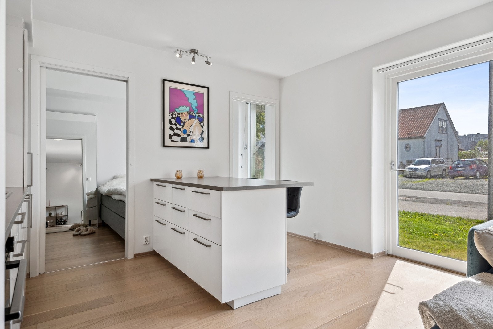 Den åpne løsningen gjør matlagingen sosial og innbyr til sosiale kvelder. Galleribilde