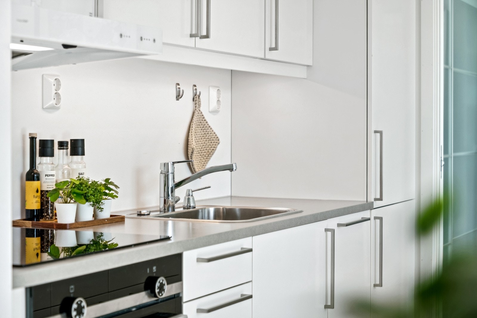 Det er montert fuktsensor og automatisk vannstopper på kjøkkenet. Galleribilde