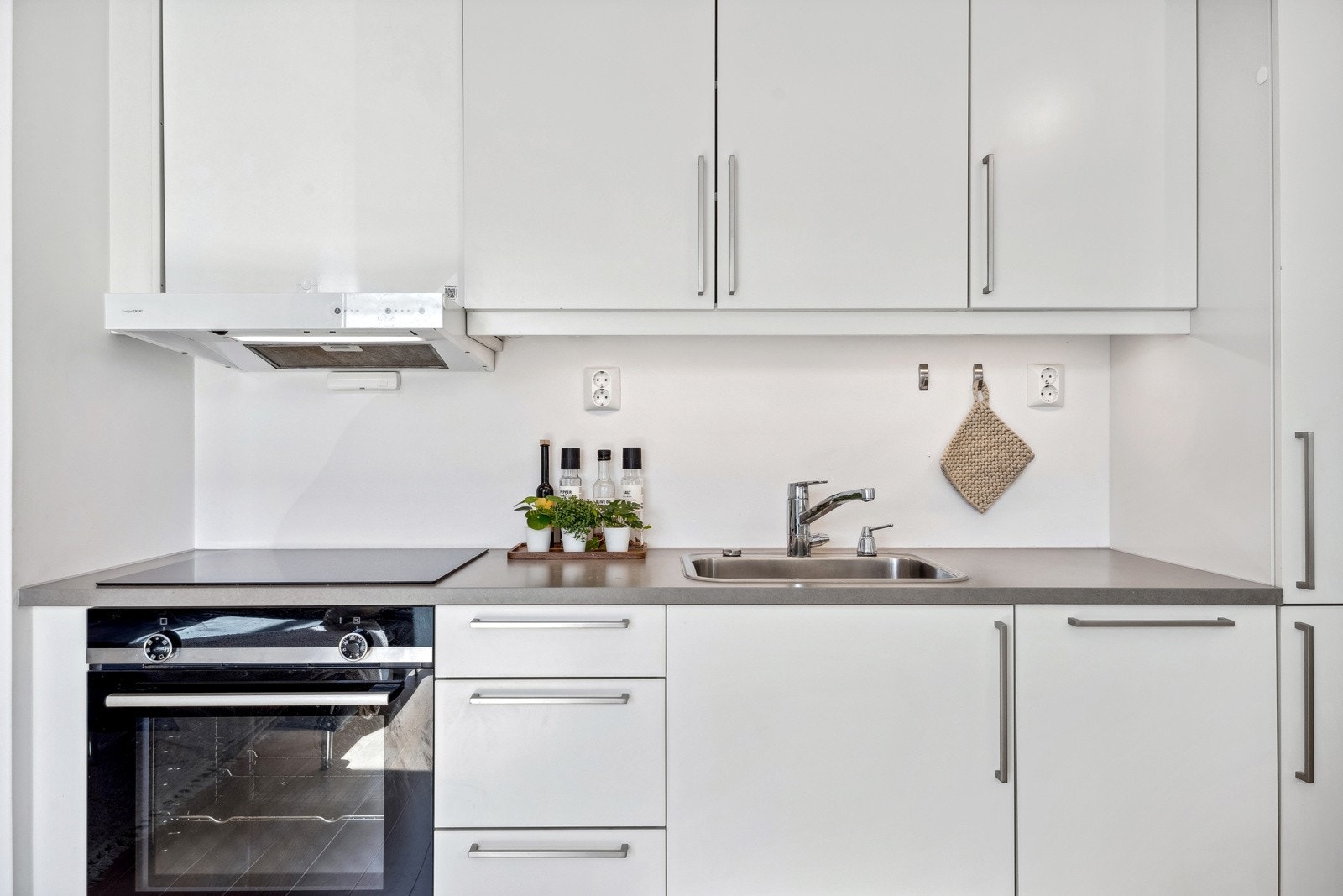 Kjøkkenet er godt utbygget med skap, skuff og benkeplass som gjør det enkelt å tilberede måltider. Galleribilde