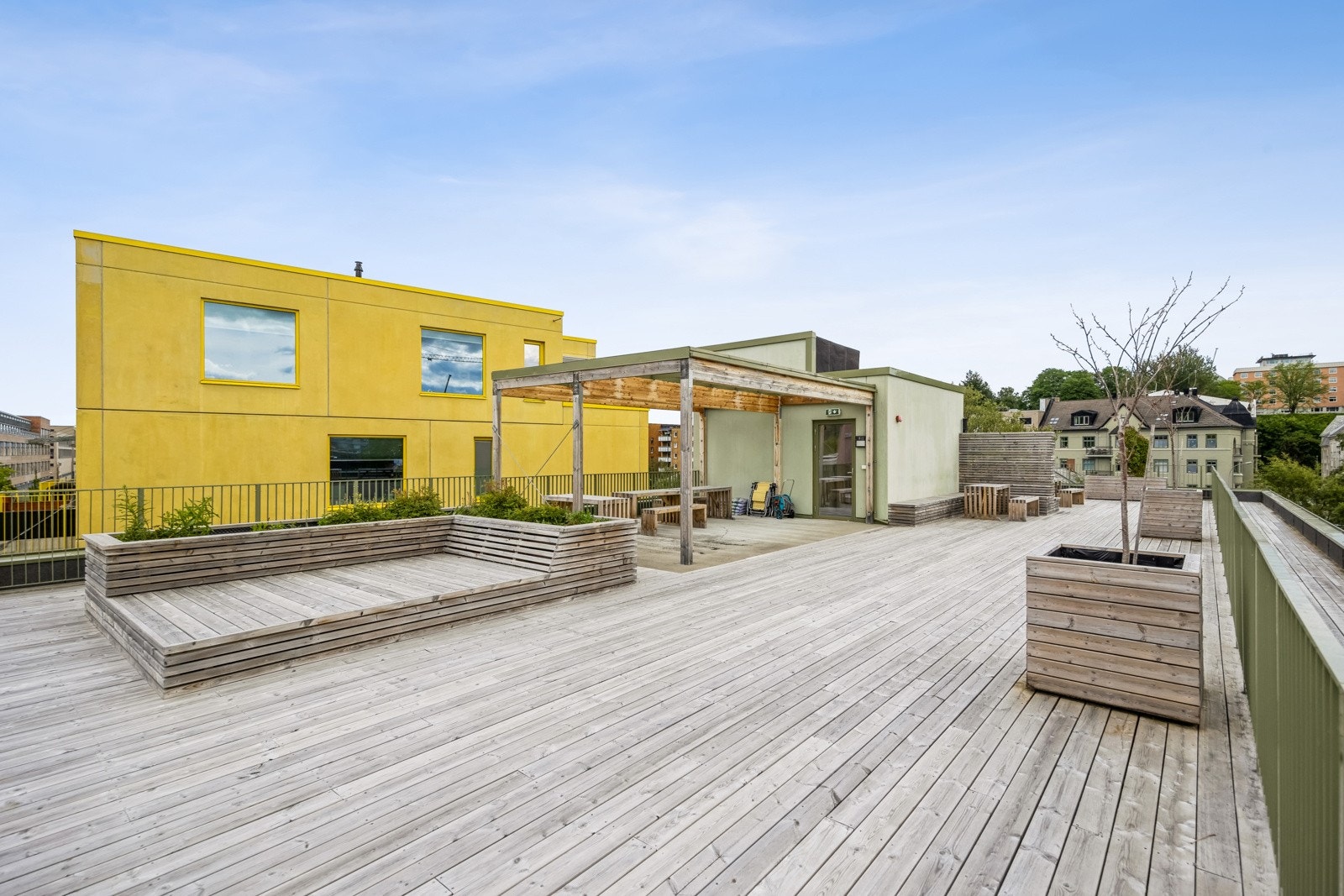 Sameiet har to felles takterrasser med fantastiske solforhold ''døgnet rundt'' på sommerstid. Disse kan benyttes av alle beboere. Galleribilde