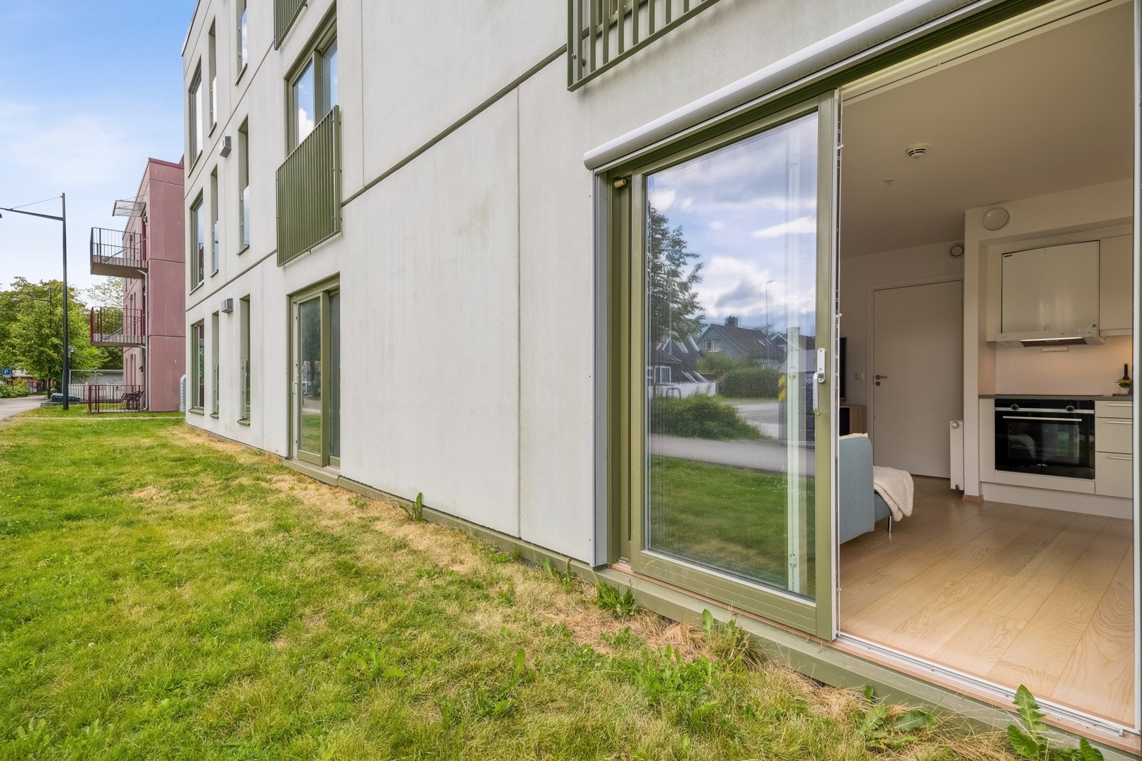 Leiligheten har en sydvendt beliggenhet med utvendig solskjerming, og skyvedøren gir utmerkede muligheter for lufting. Galleribilde