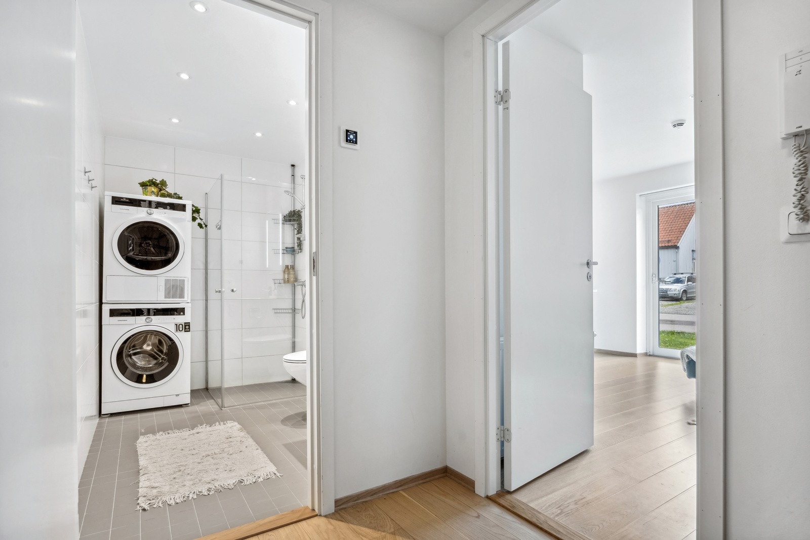 Entré på 4,5 kvm med god plass til garderobe løsning. Leiligheten har også en to boder i kjeller. Galleribilde