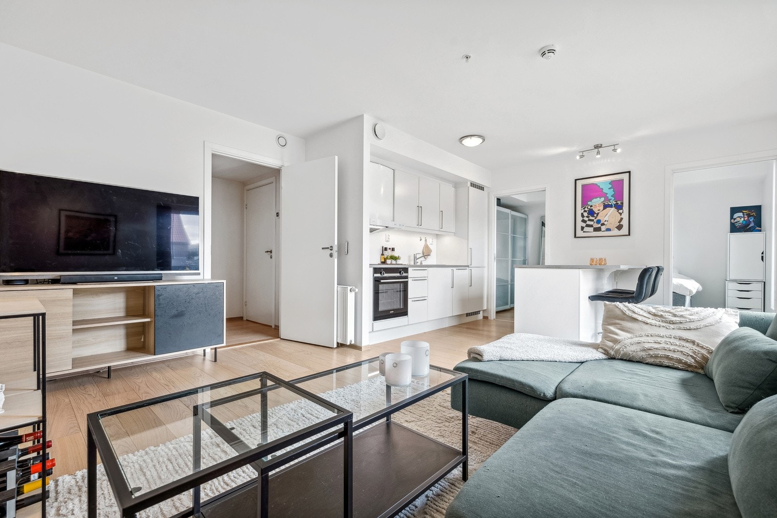 Det er lave felleskostnader som inkl. bl.a. fjernvarme, tv og internett. Galleribilde