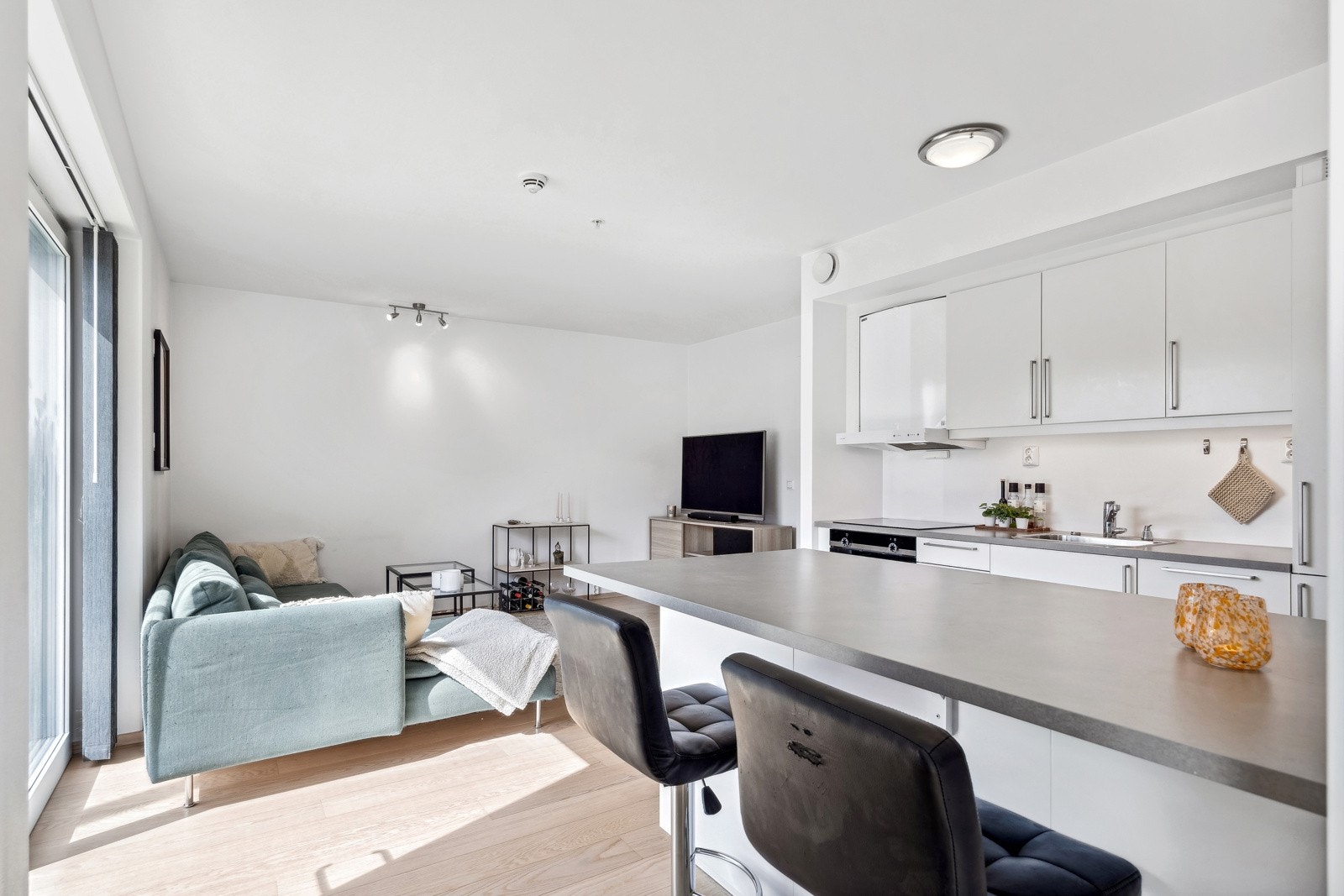 Store vindusflater bidrar til rikelig med naturlig lysinnslipp og en god romfølelse. Galleribilde