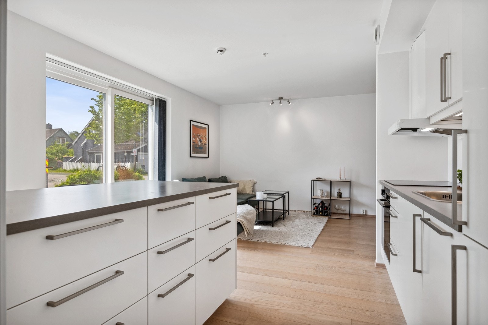 Kjøkkenet er godt utbygget med skap-, skuff- og benkeplass. Galleribilde