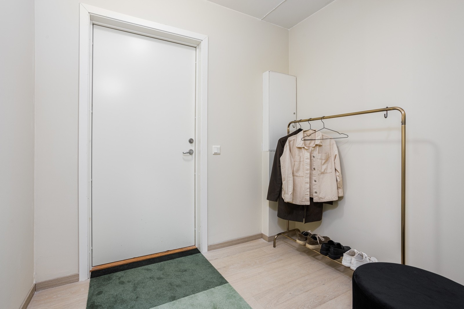 Lys og innbydende entre med god plass til oppheng og møblering. Galleribilde