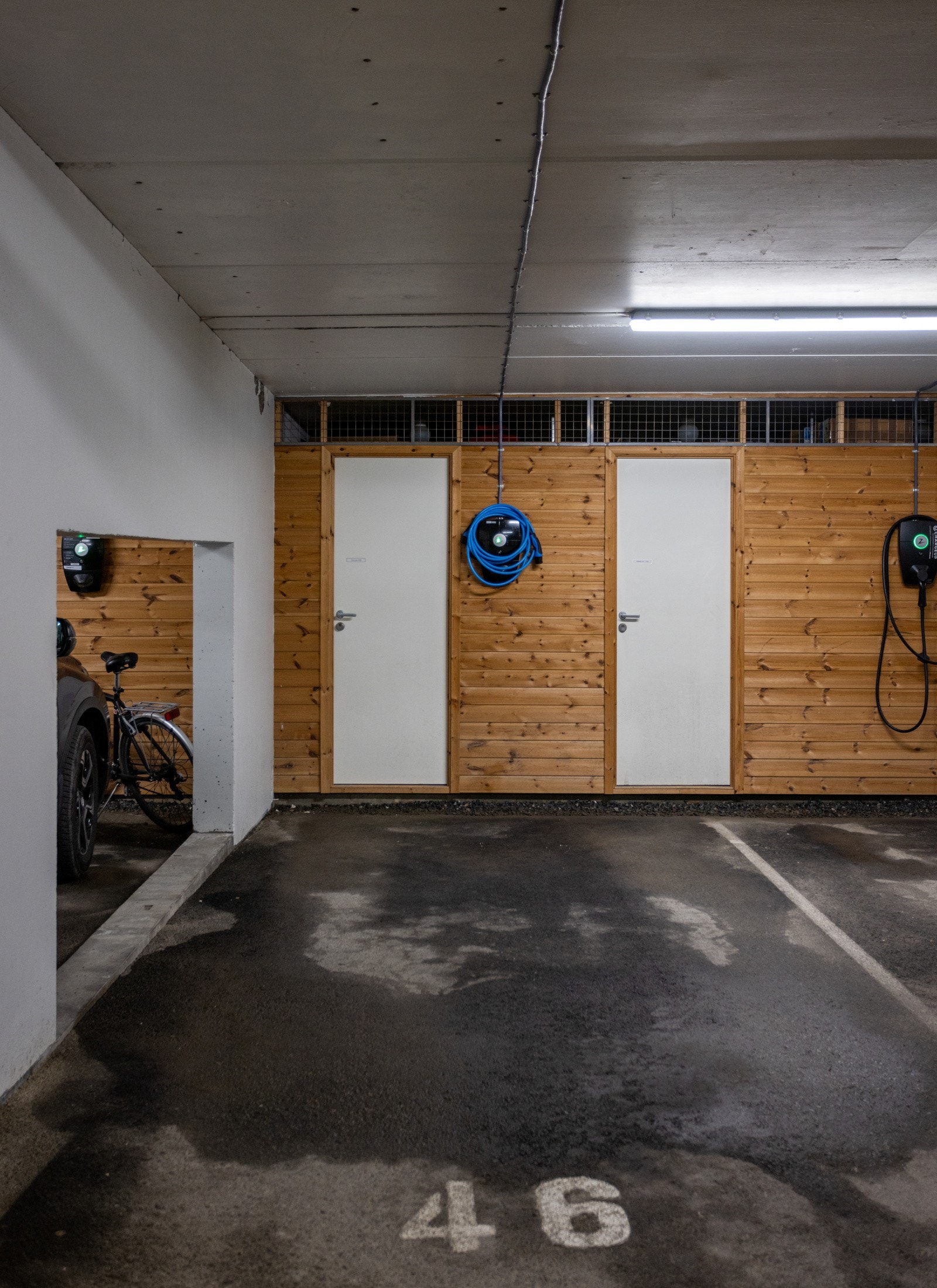 Fast parkering i garasje med elbillader og egen bod i bakkant. Galleribilde