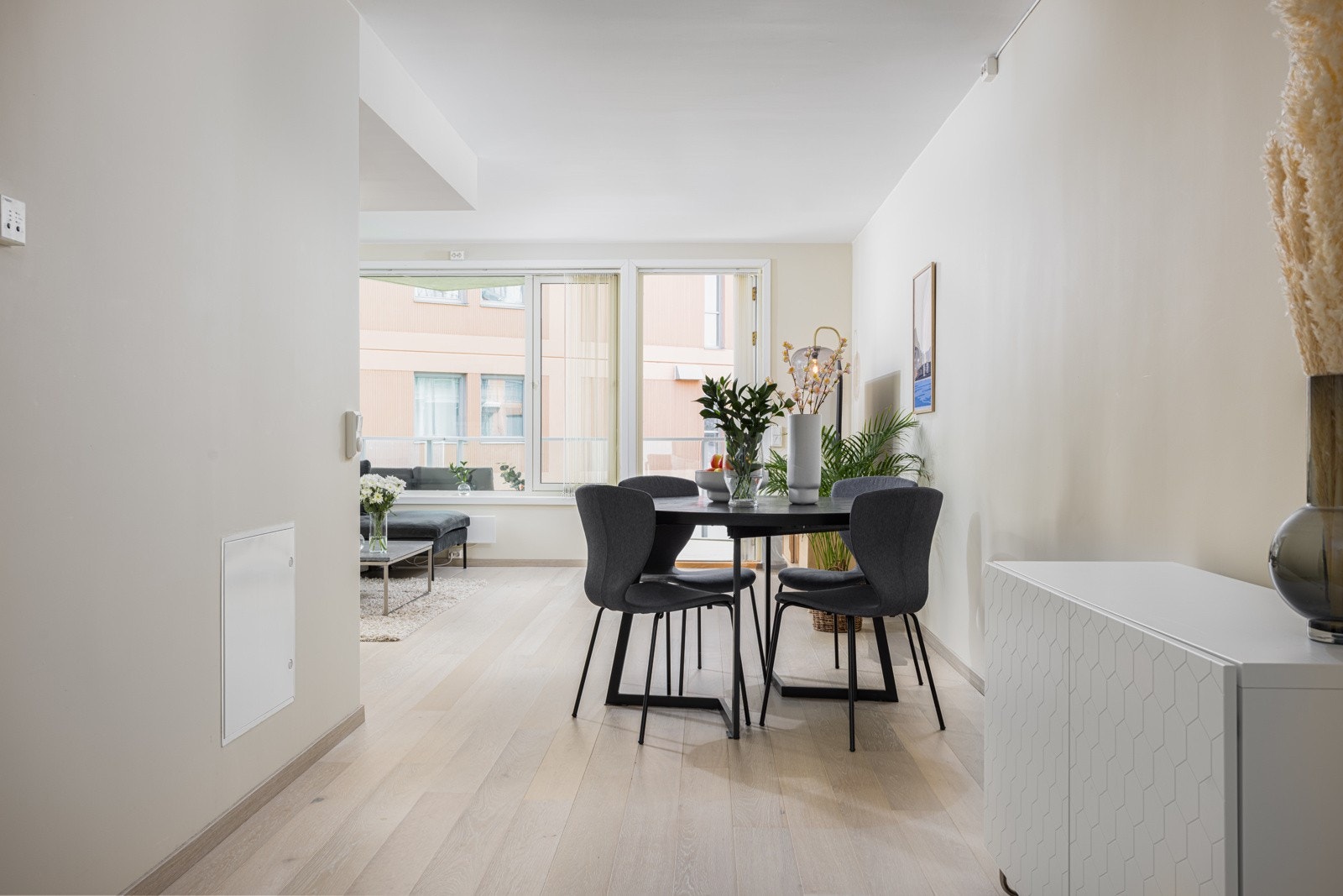 Leder deg fint inn til boligens hjerterom - den delvis åpne stue/kjøkken løsningen. Galleribilde