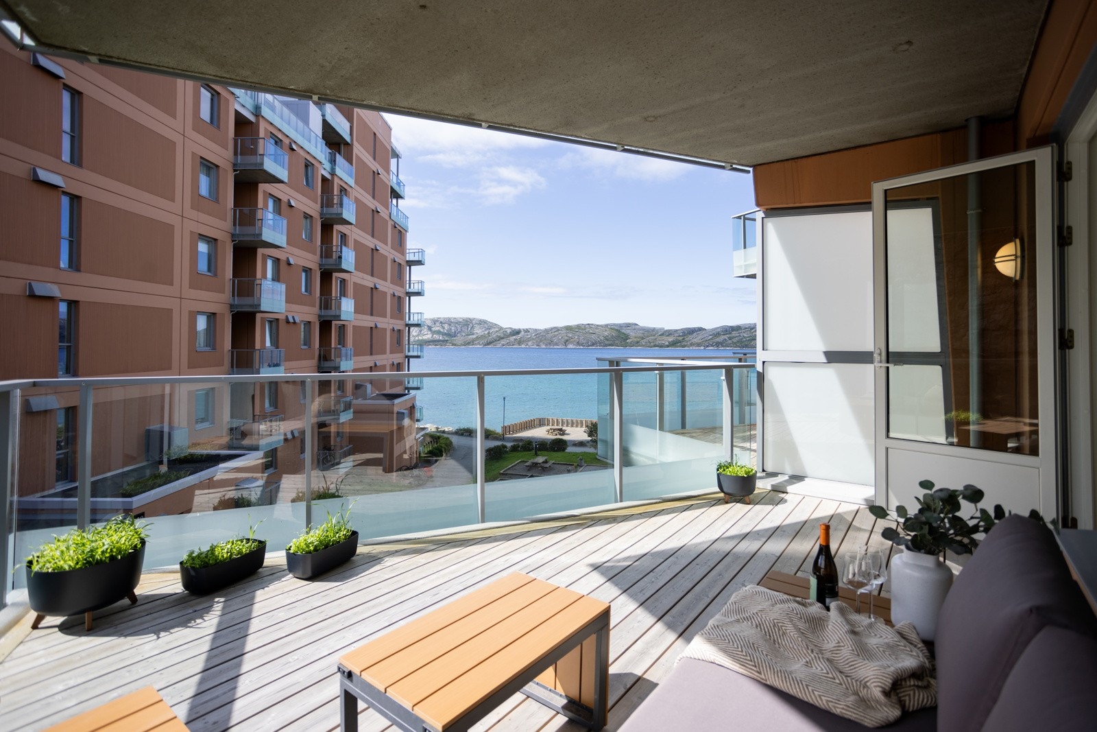 Leiligheten har en fin og romslig balkong med utsikt mot sjøen! Galleribilde