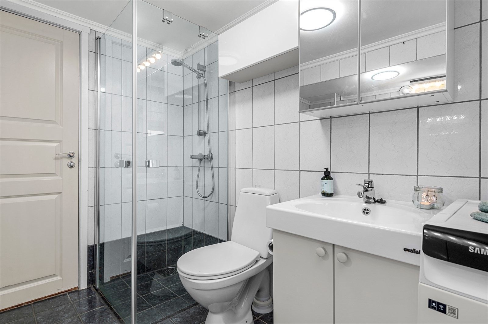 Pent bad med som måler 4,5 m² og har praktisk hjørnedusj, toalett og servant. Galleribilde