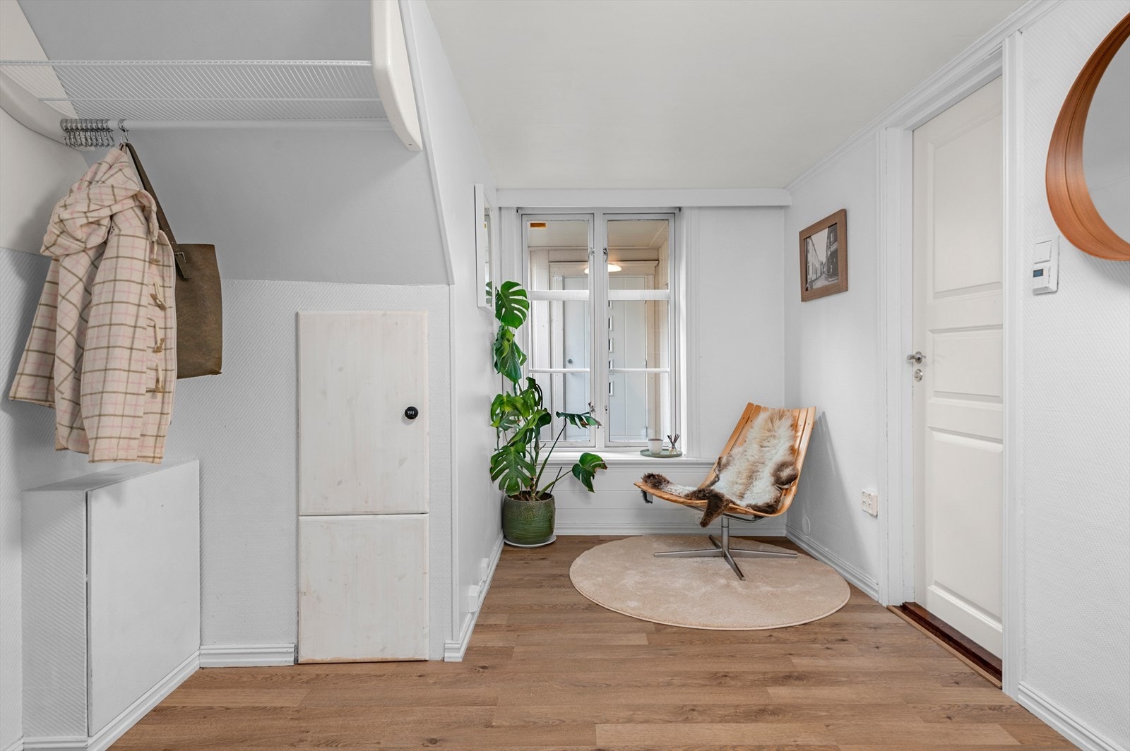 Romslig entré som måler hele 10 m². Galleribilde