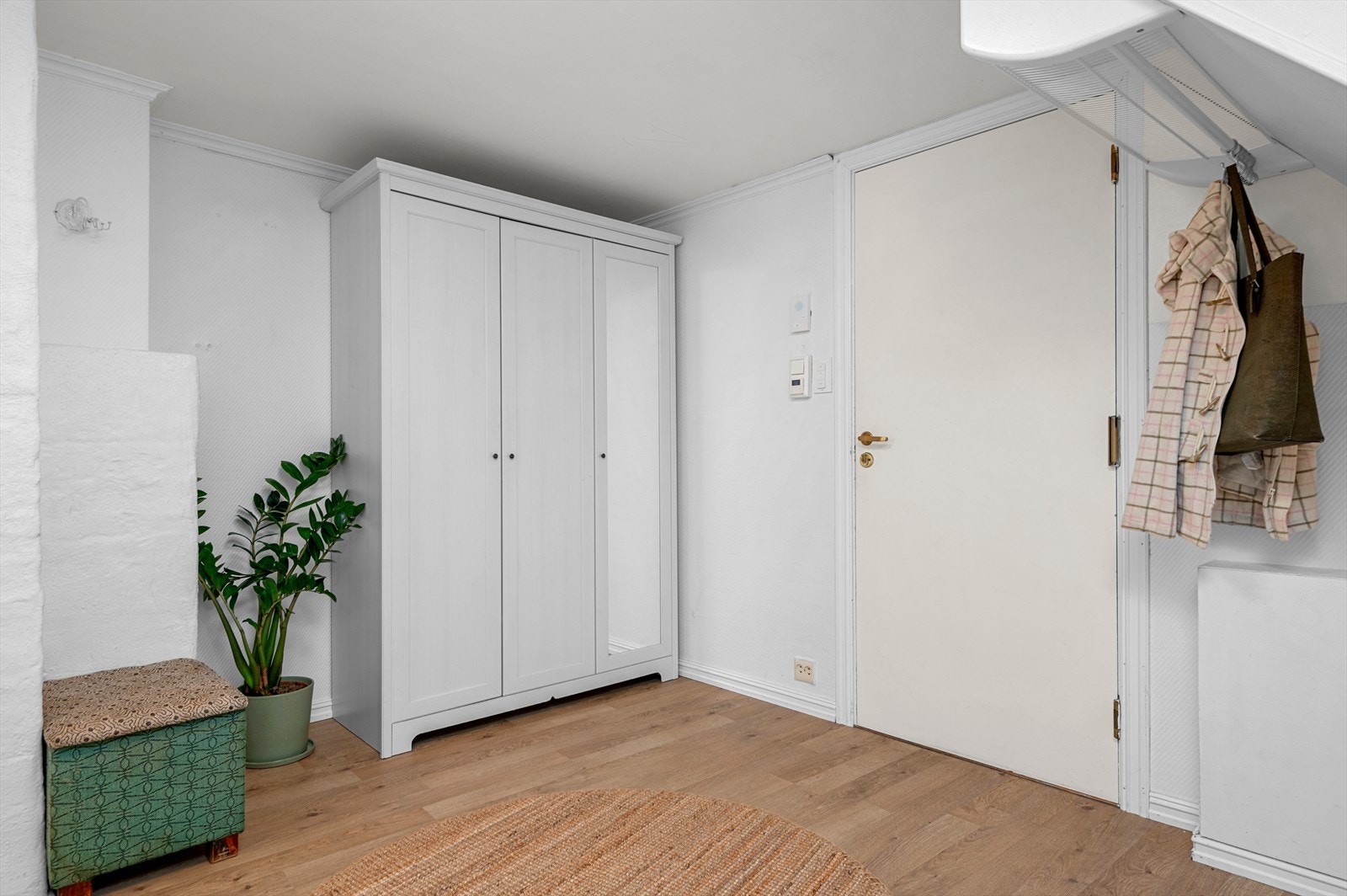 Her er det gode muligheter til å organisere med garderobeløsninger. Galleribilde