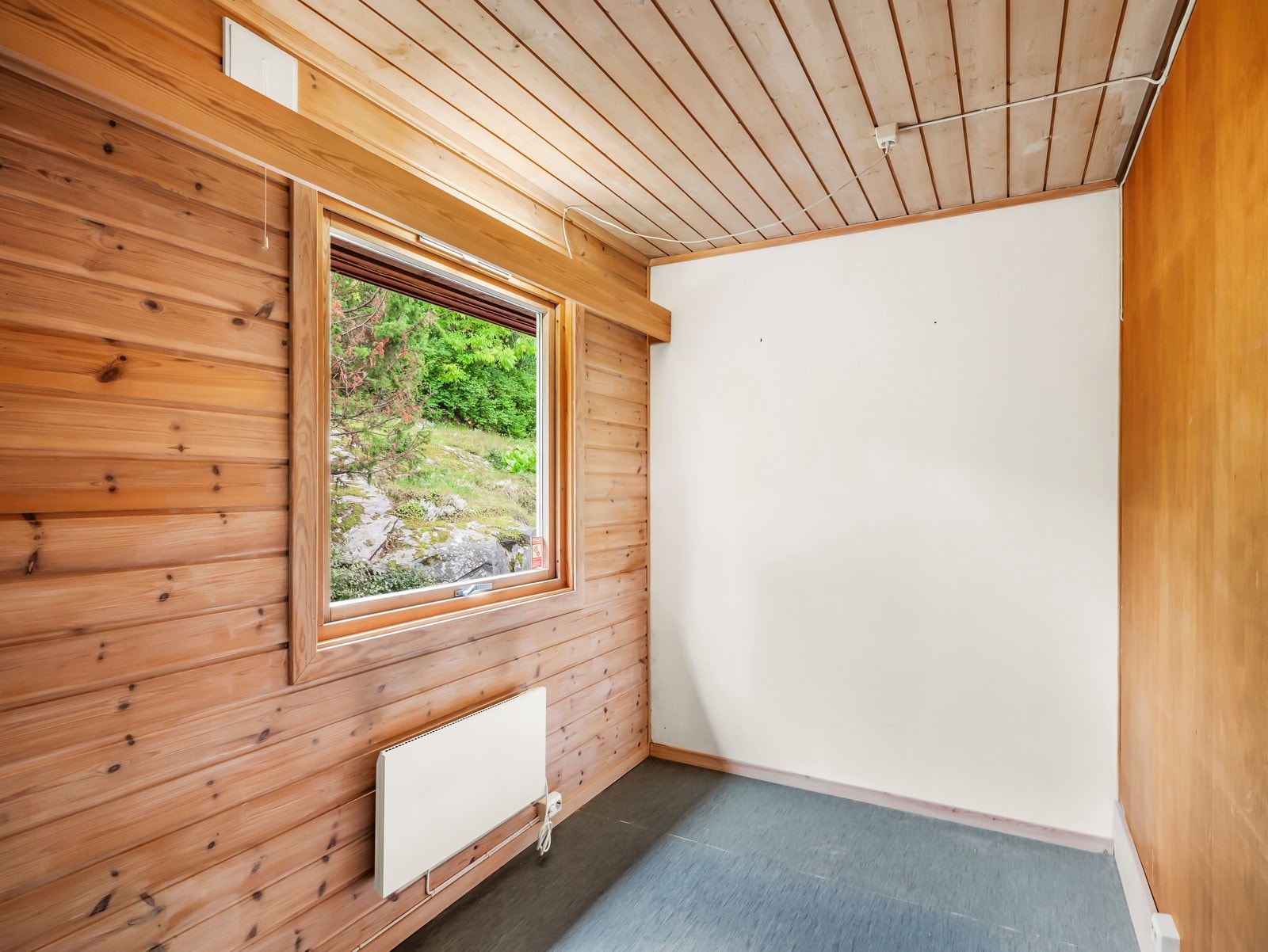 Det er 3 soverom i første etasje hvor alle vender ut mot grønne og rolige omgivelser. Galleribilde