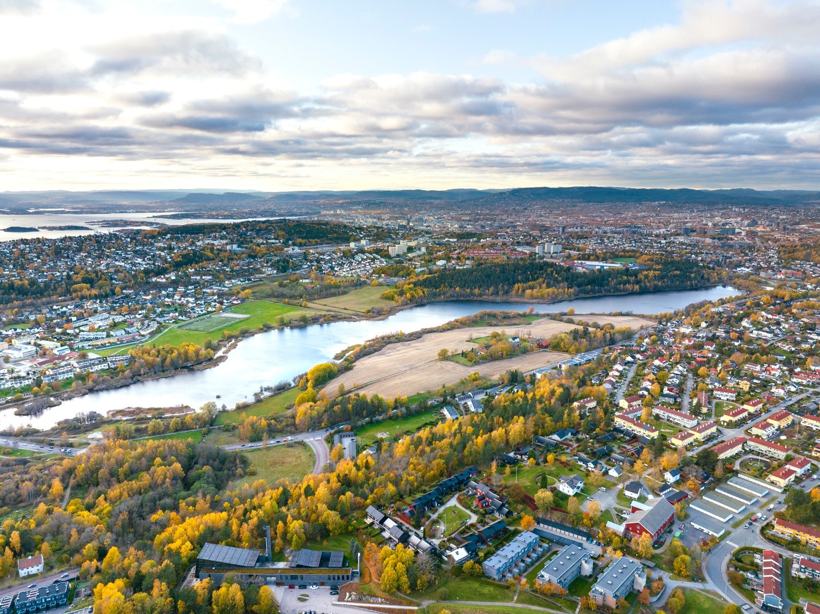 Østensjøvannet med sitt rike fugleliv er i umiddelbar nærhet fra boligen. Galleribilde