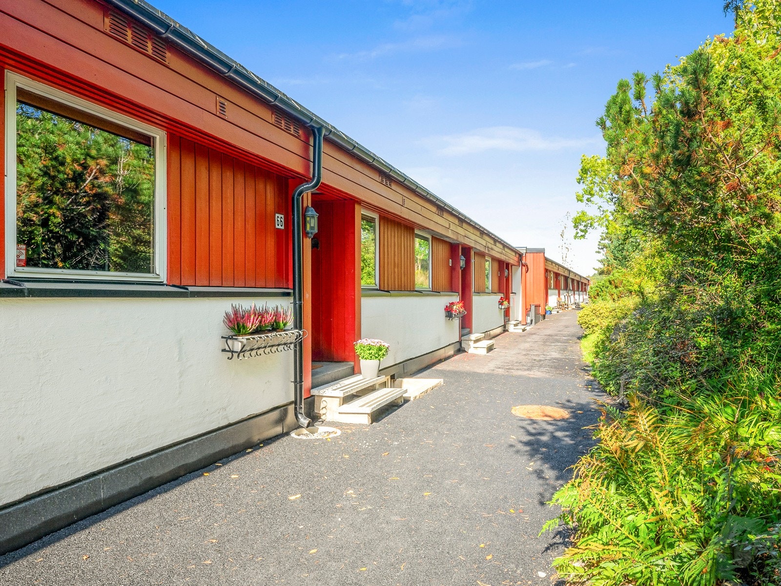 Inngangsparti med gangvei. Galleribilde