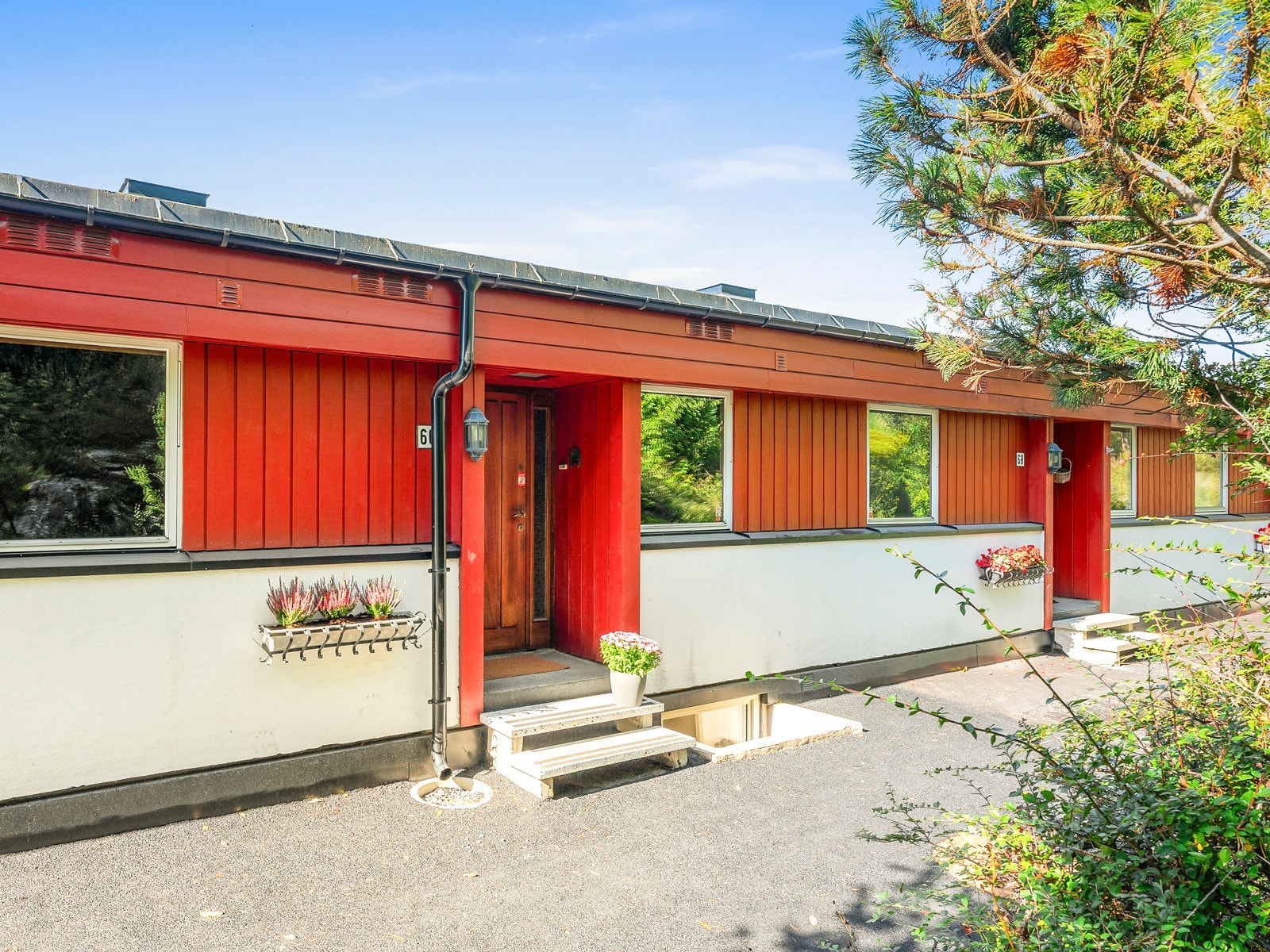 Inngang til huset via skjermet og rolig gangvei. Galleribilde