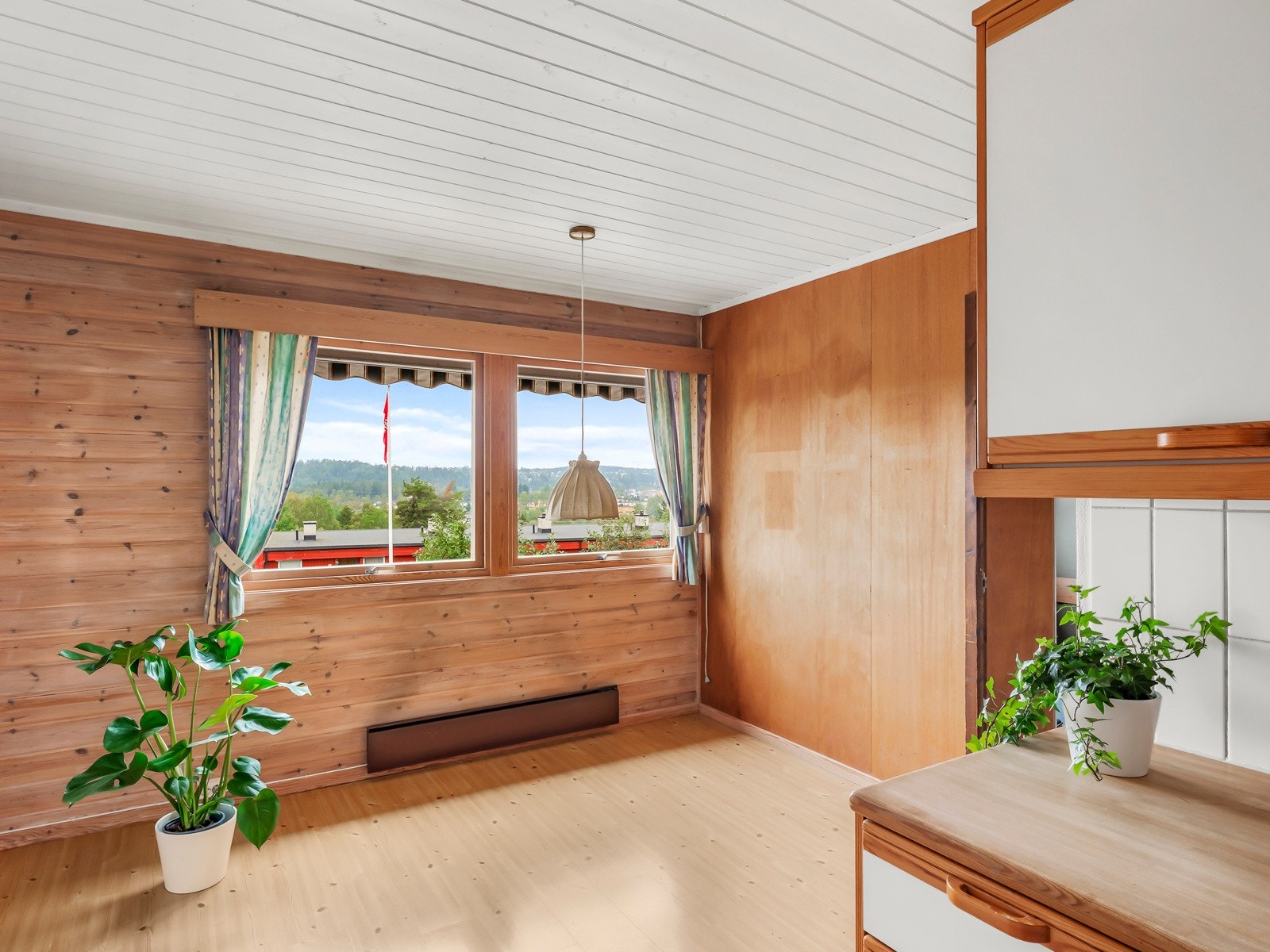 God plass til spisebord og stoler ved vinduet med flott utsikt. Galleribilde