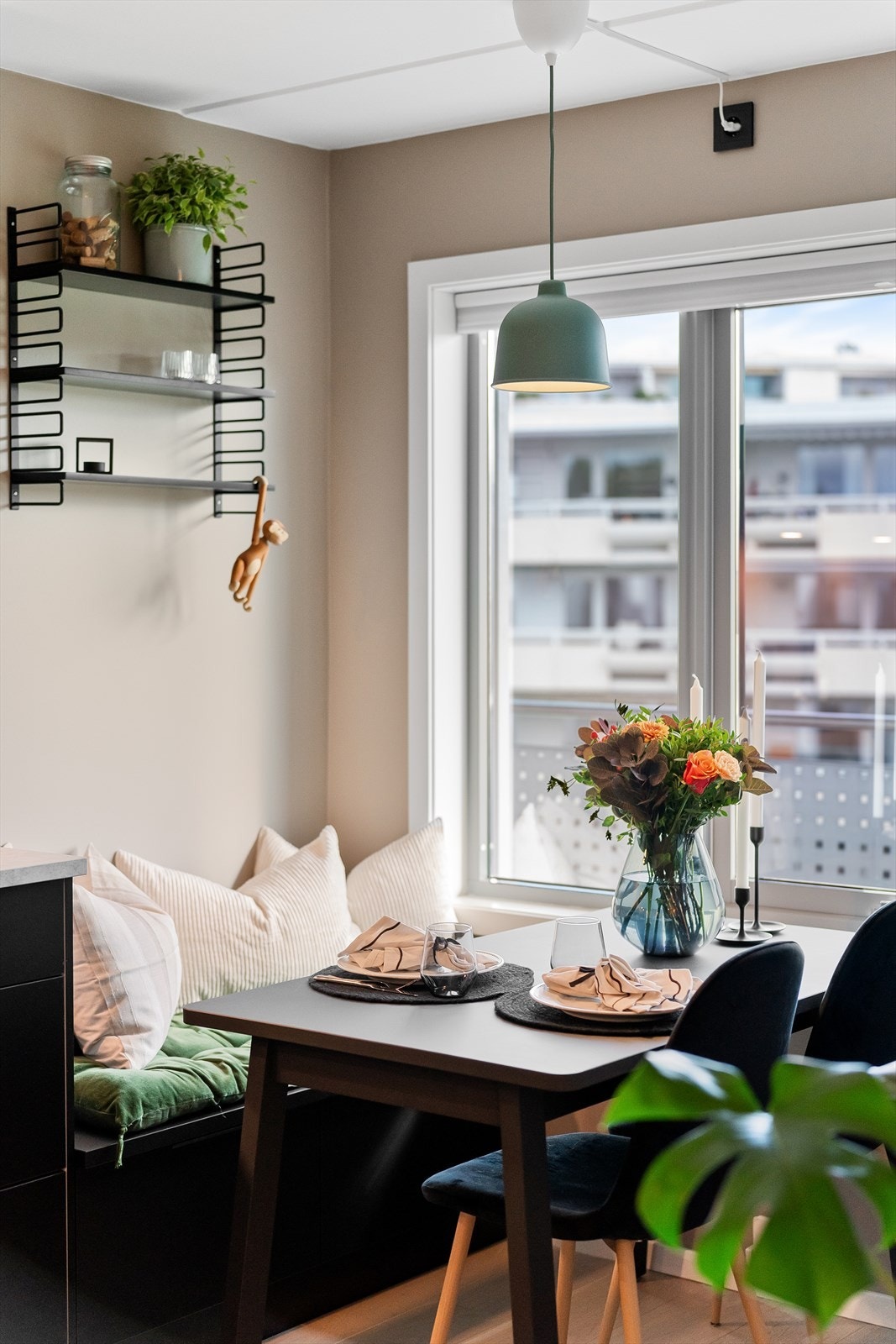 Ved vindu mot svalgang er det plass til frokostbord Galleribilde