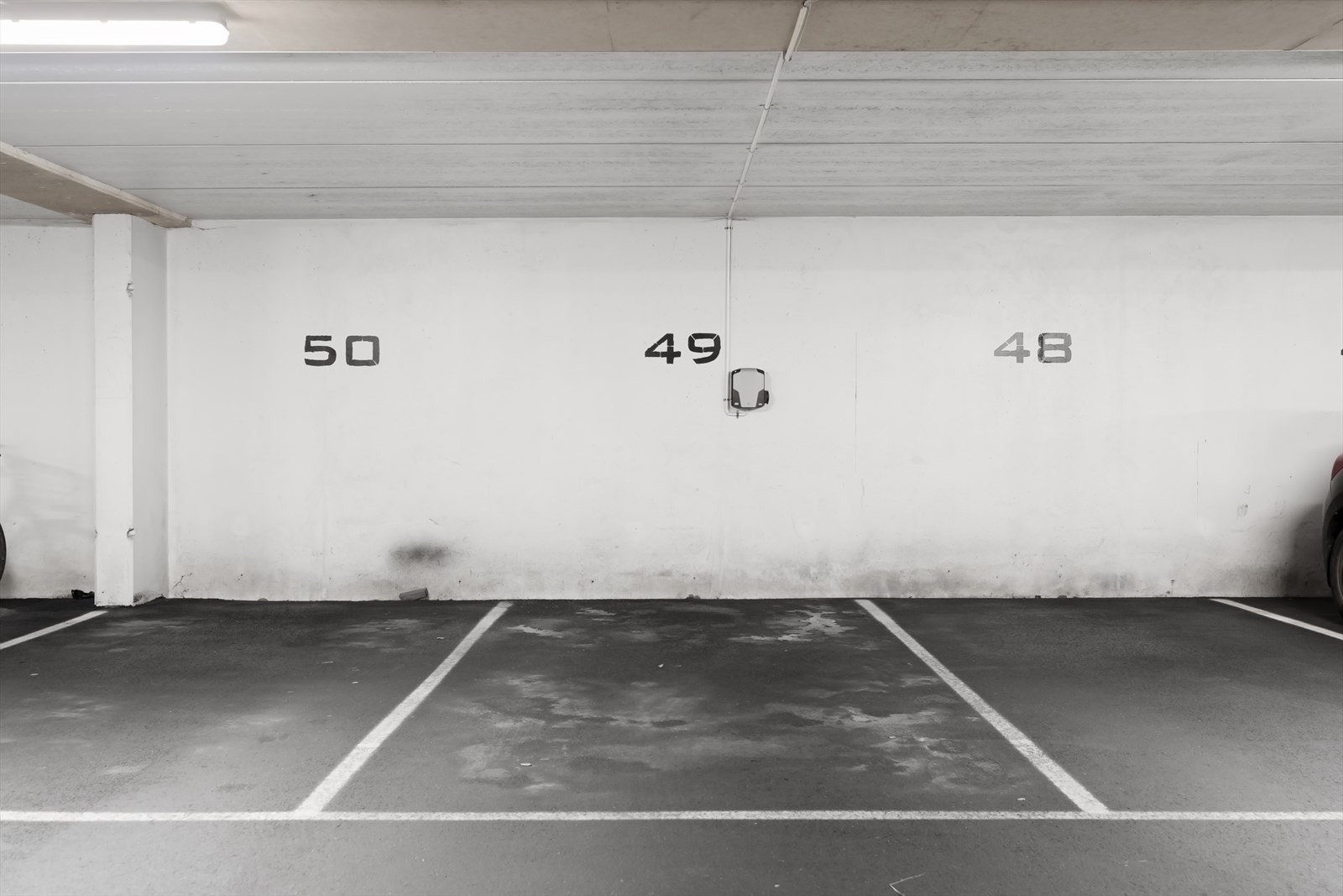 Leiligheten disponerer parkeringsplass nr. 49 i felles garasjeanlegg, det er etablert lader til EL-bil på plassen. Borettslaget har 6 gjesteparkeringer og flere gjesteplasser innendørs i garasjeanlegget Galleribilde