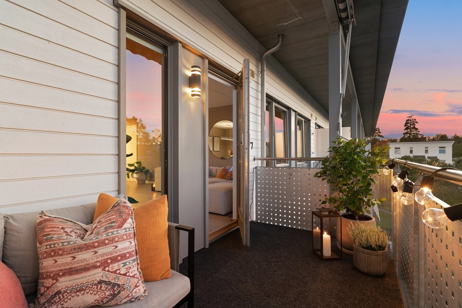 Det er plass til både sittegruppe og lov med gassgrill Galleribilde