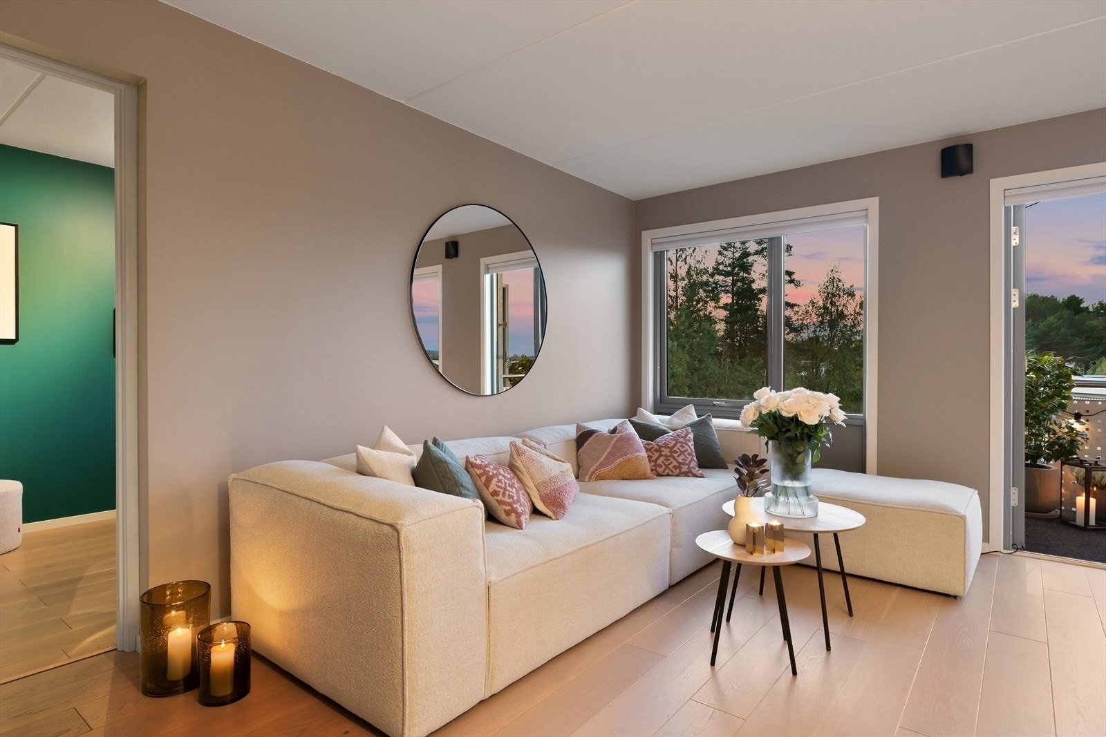 Den romslige planløsningen gir god plass til både sofagruppe og spisebord med tilhørende møblement i stuen. Galleribilde