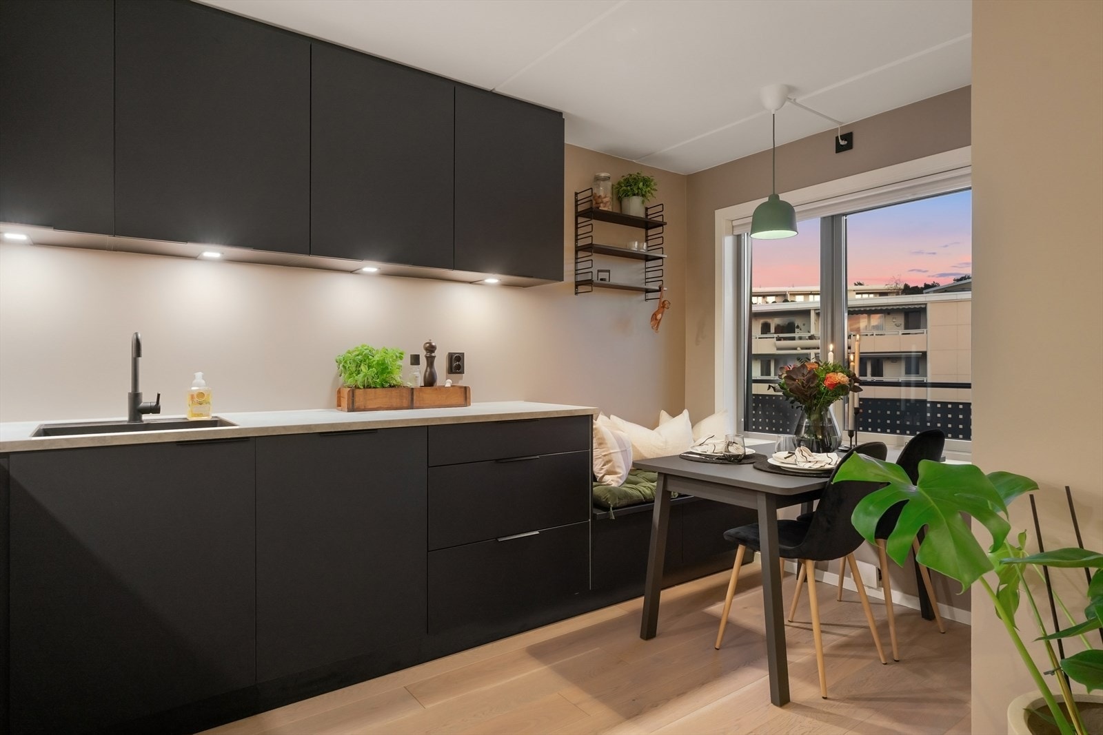 Slette, matte fronter skaper et moderne utrykk Galleribilde