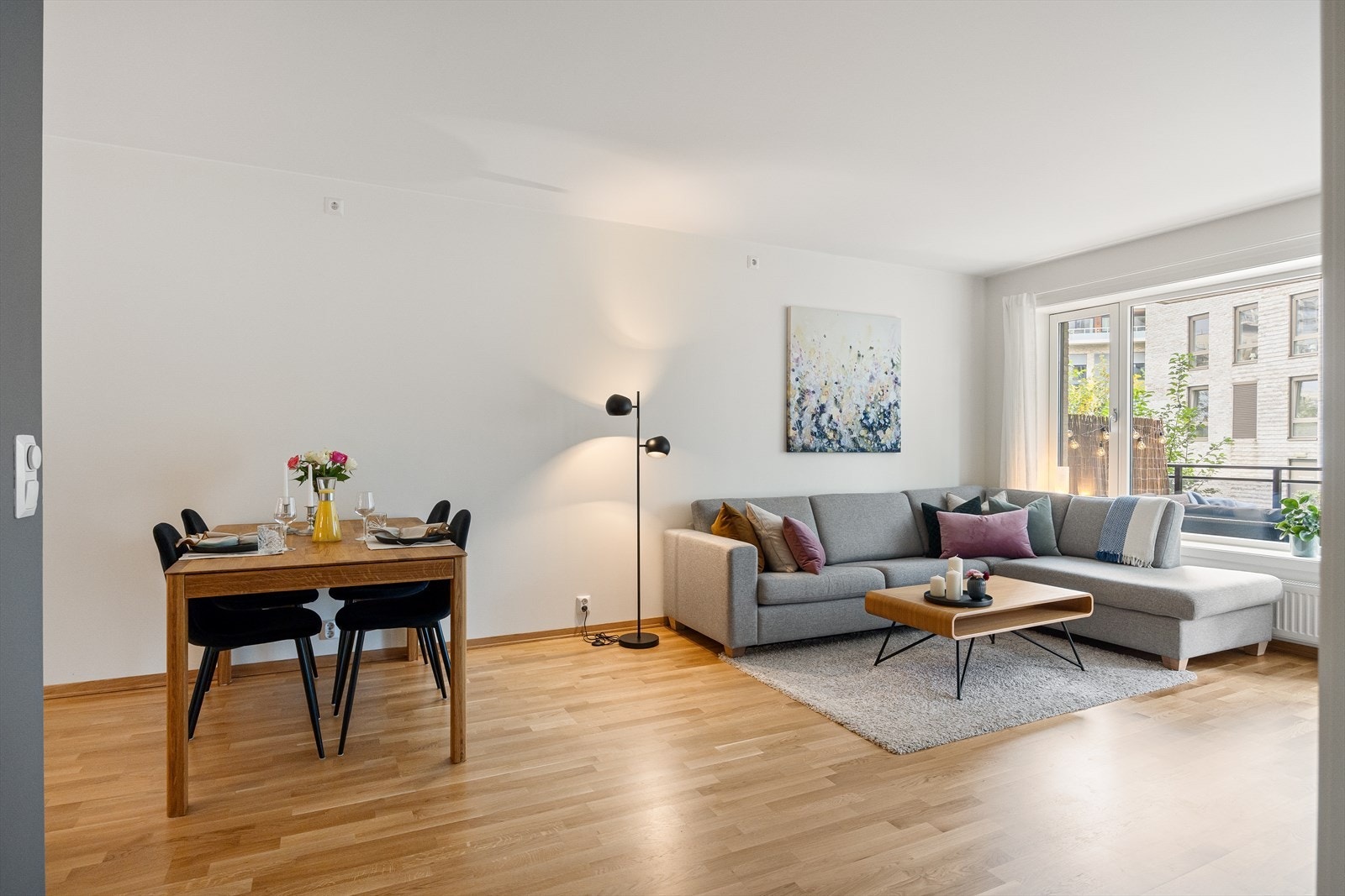 Planløsningen åpner opp for flere møbleringsmuligheter med god plass til sofagruppe, TV-møbler og spisebord med tilhørende stoler. Galleribilde