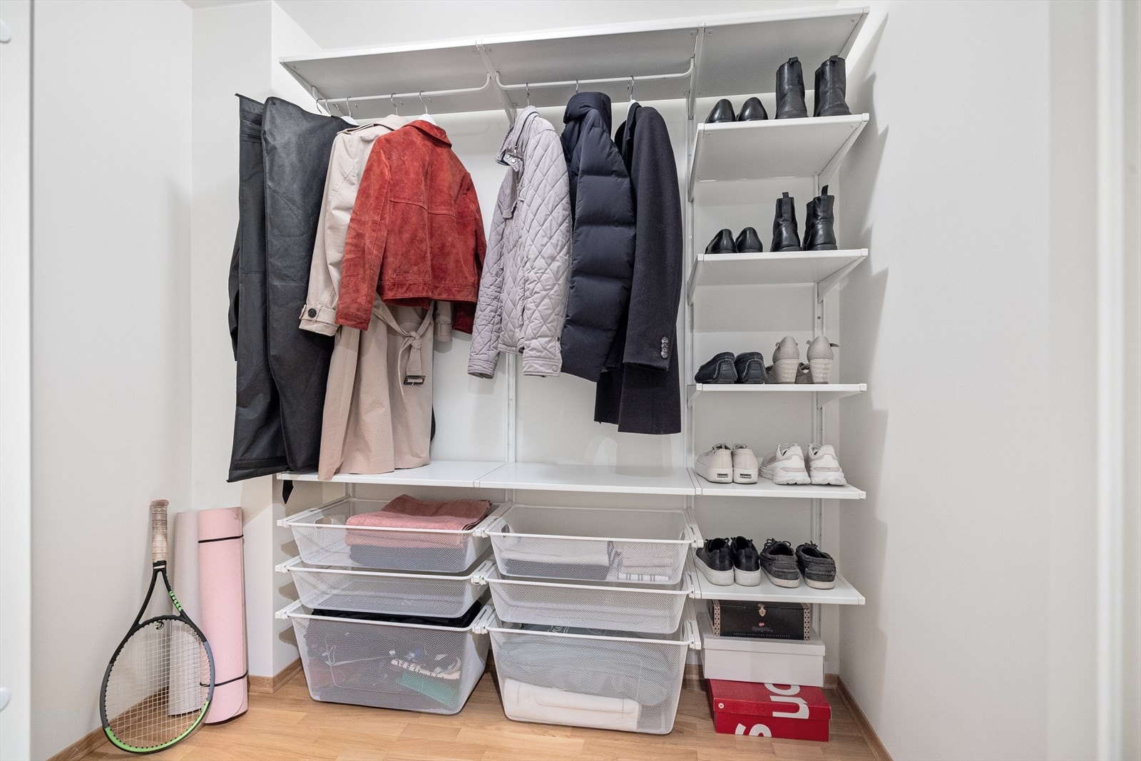 Leiligheten har et praktisk omkledningsrom med god plass til klær, sko og annet utstyr. Dette rommet gjør det enkelt å holde boligen ryddig og organisert, samtidig som du har lett tilgang til alt du trenger. Galleribilde