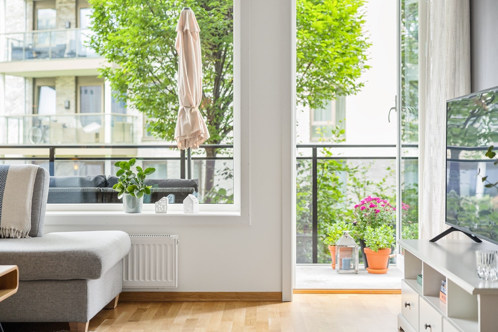 Fra stuen er det utgang til balkong. Galleribilde