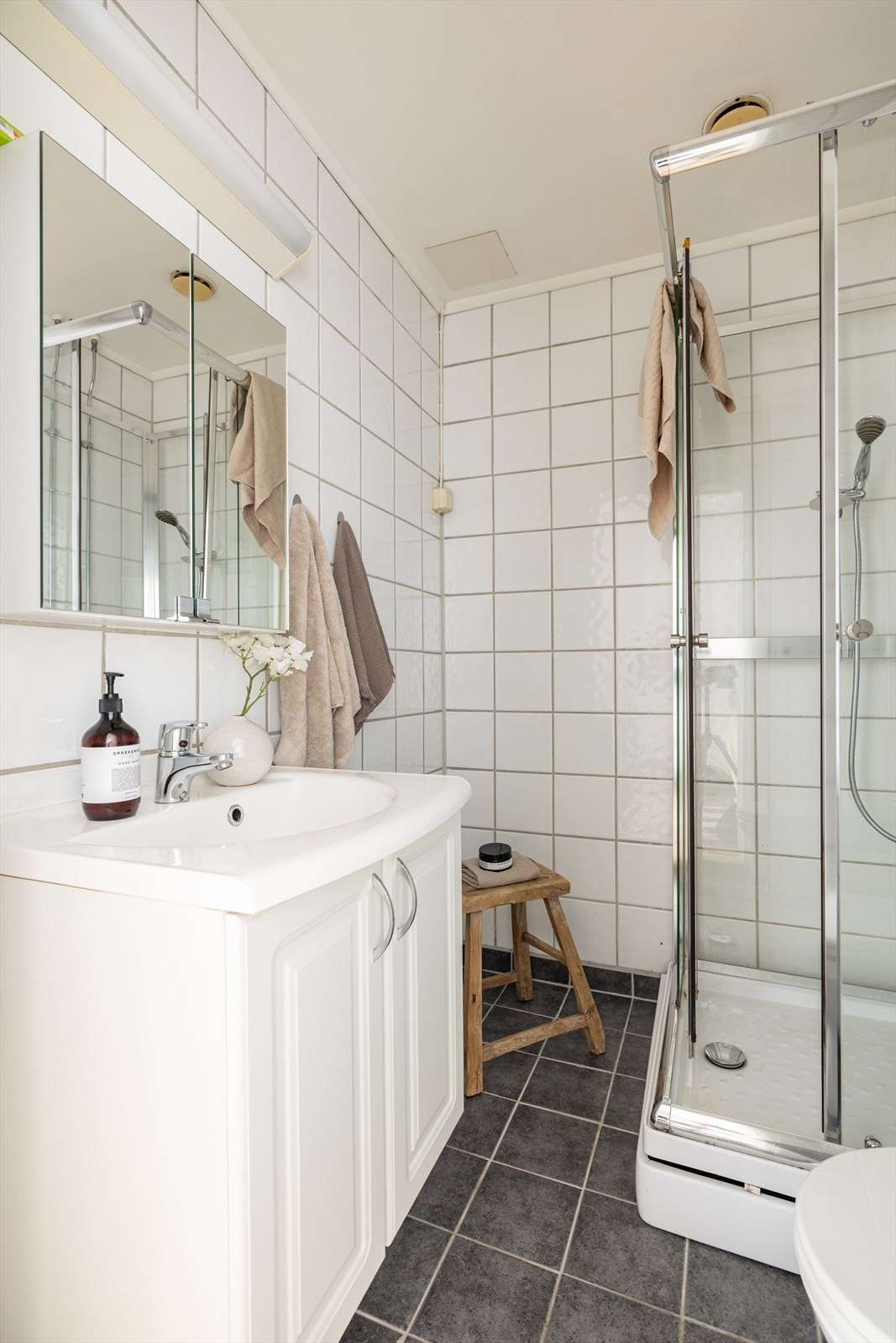 Flislagt bad med opplegg for vaskemaskin Galleribilde