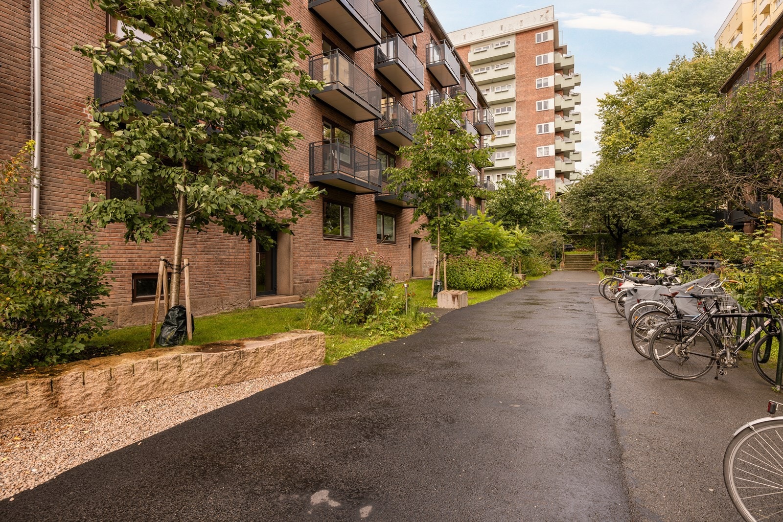 Leiligheten ligger i en meget høy 1.etg som oppleves som en 2. etg - perfekt for deg som ønsker enkel adkomst til leilighetsplan. Galleribilde