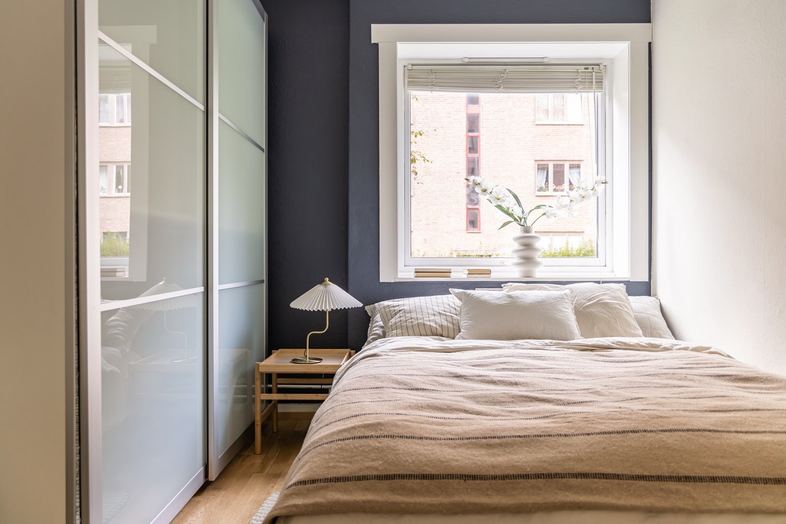 Medfølgende stort garderobeskap Galleribilde