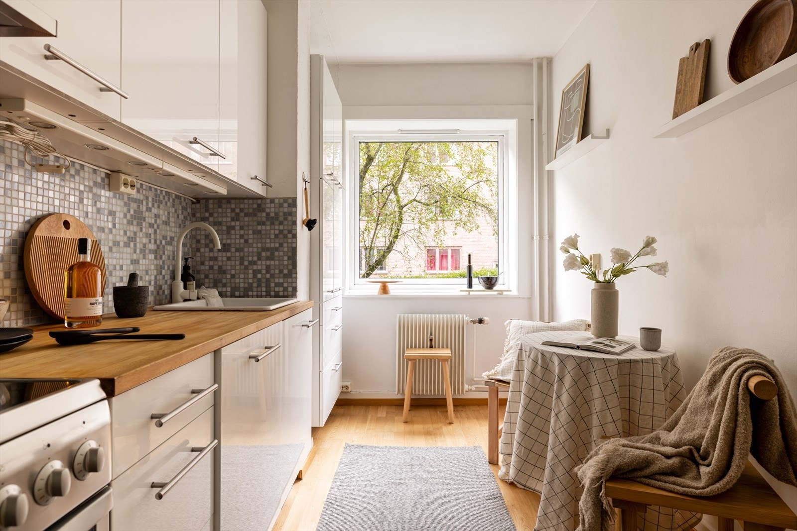 Separat kjøkken med plass til et frokostbord Galleribilde