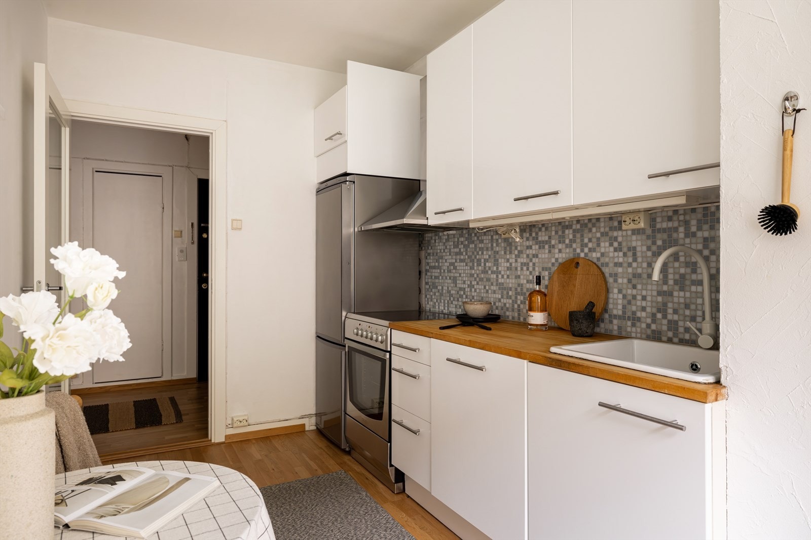 Kjøkkenet har godt med skapplass Galleribilde