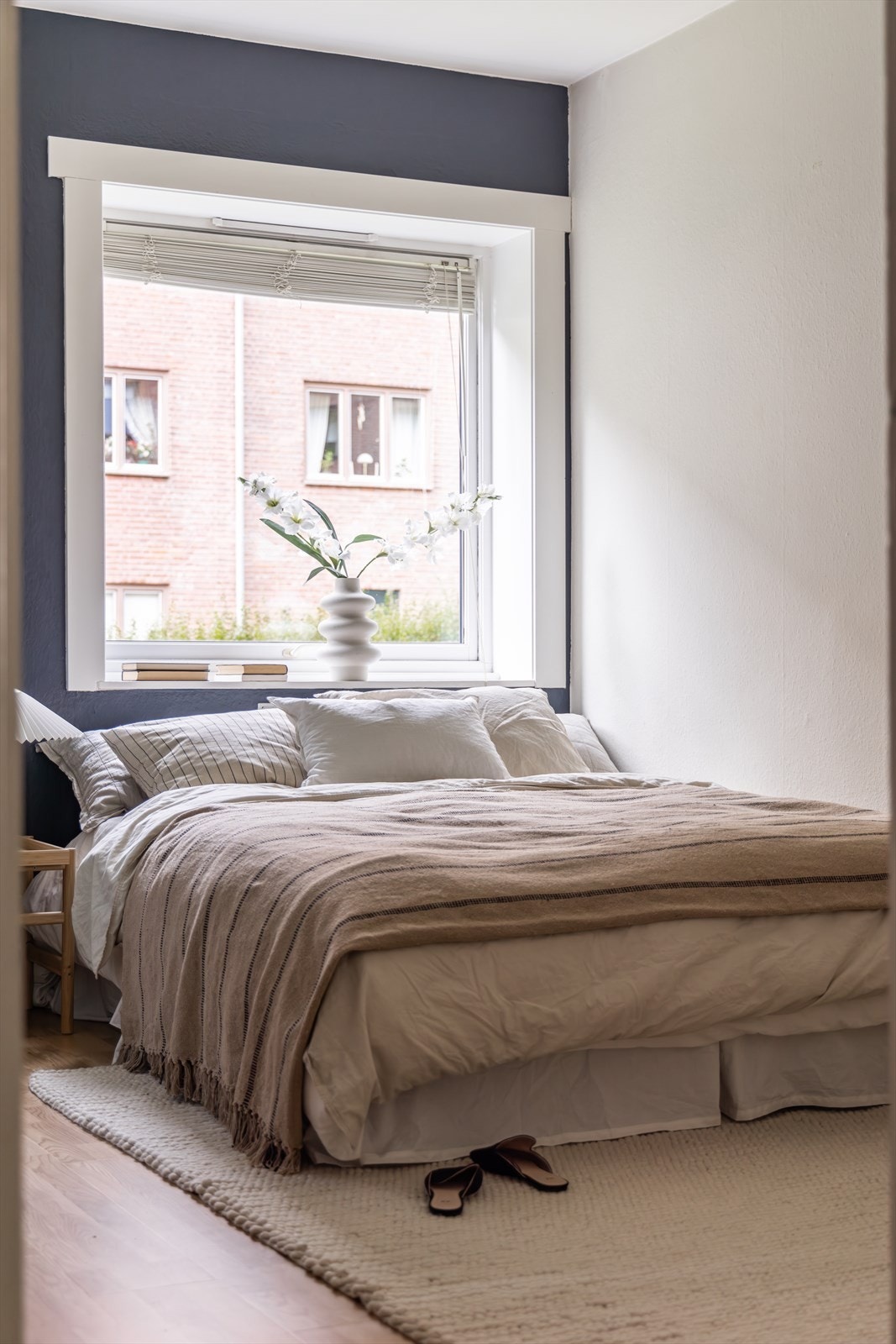 Soverommet vender ut mot en rolig bakgård Galleribilde