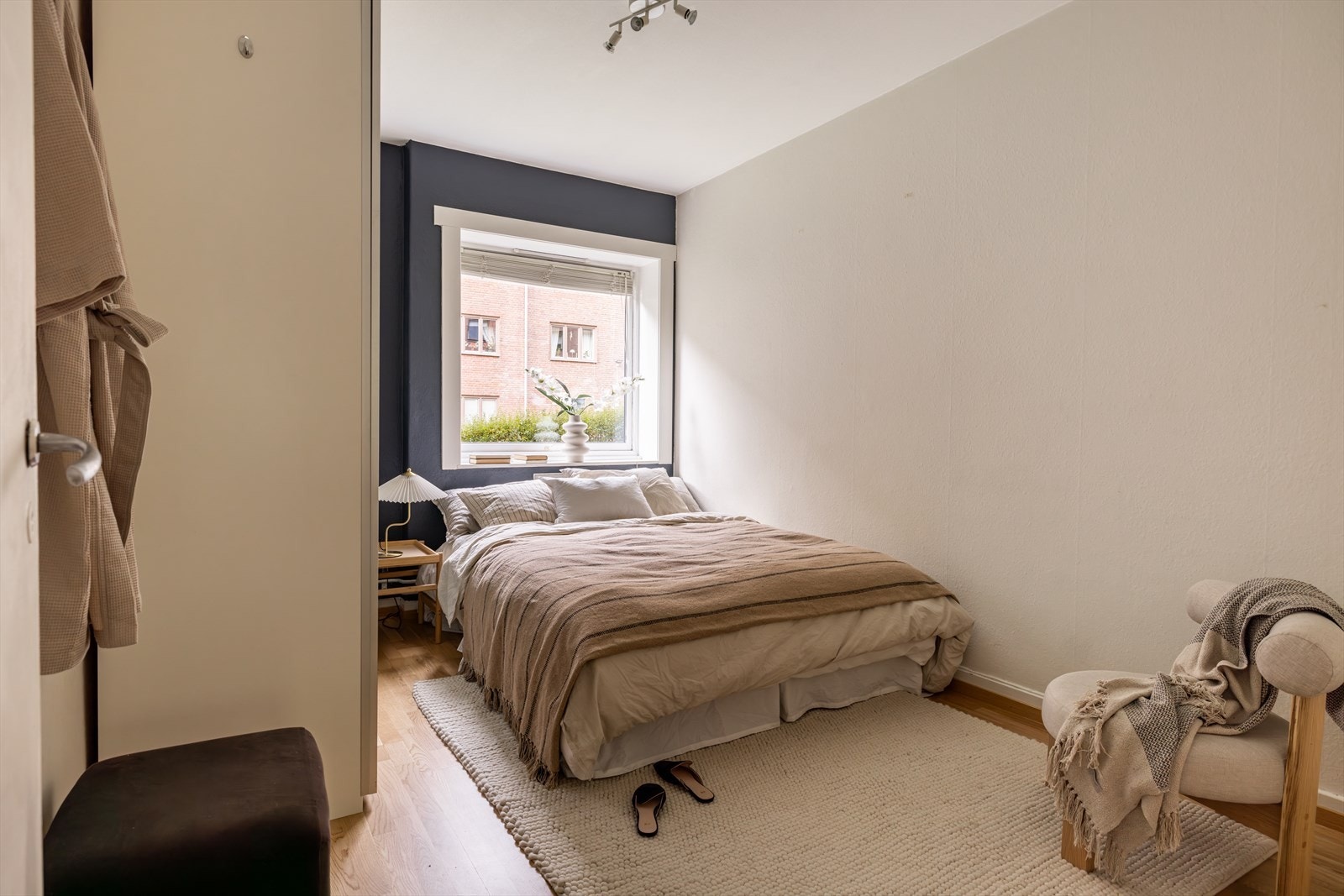 Lunt og koselig soverom med plass til dobbeltseng og skrivebord Galleribilde