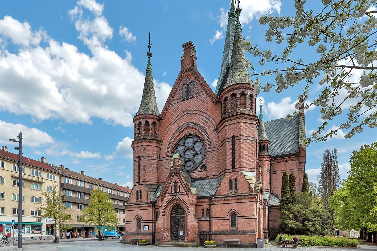 Sagene er et attraktiv område med flere hyggelige kafeer, spisesteder, nisjebutikker og grøntområder Galleribilde