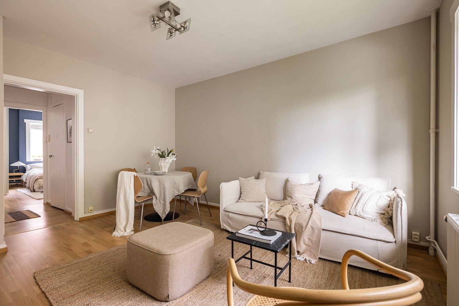 Romslig stue som har god plass til spisebord, sofa og TV-møblement Galleribilde