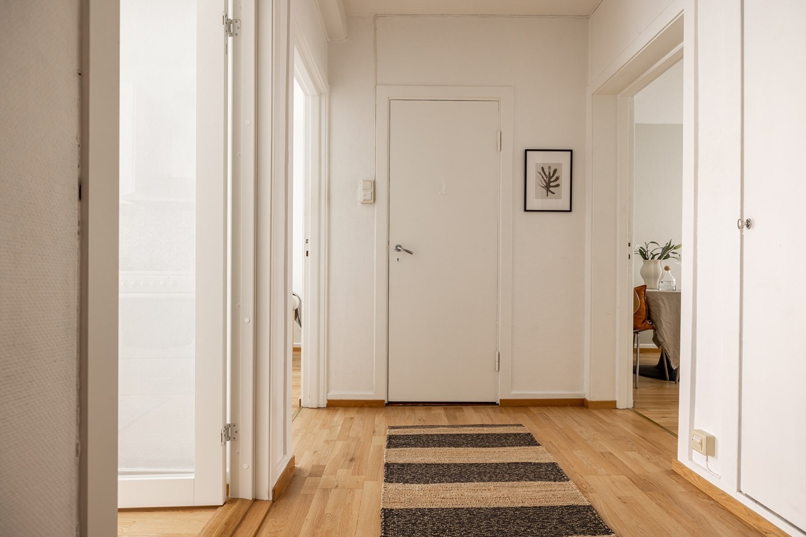 Innebygd kott (til høyere i bildet) som gir ekstra oppbevaringsmuligheter. Galleribilde