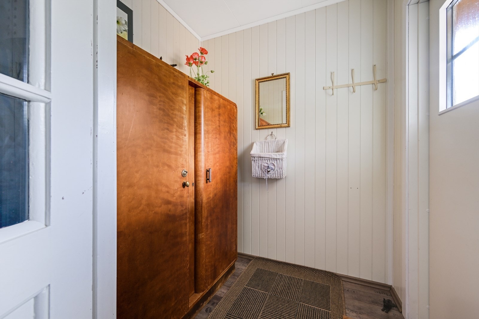 Vindfang med plass til å henge fra seg yttertøy. Galleribilde