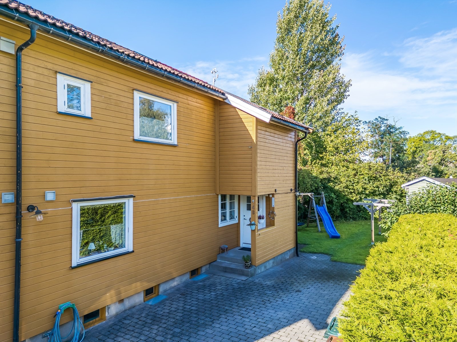 Fasade og hage på nordsiden av boligen. Galleribilde