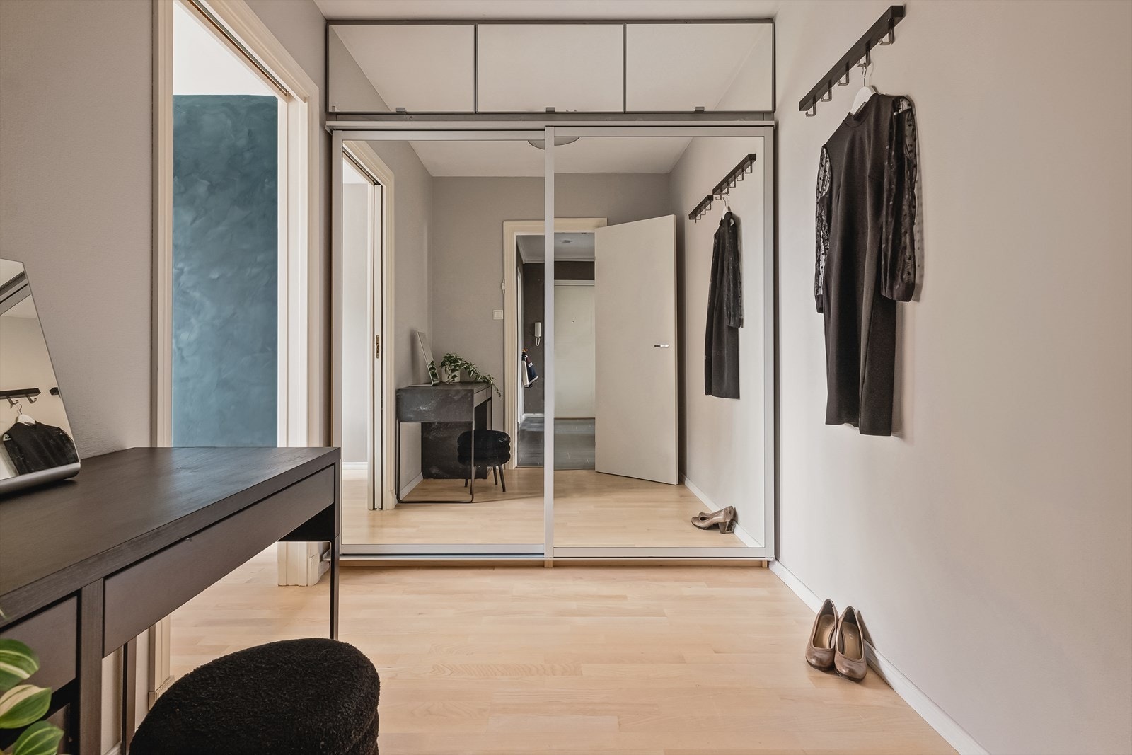 Omkledningsrom ved hovedsoverom Galleribilde
