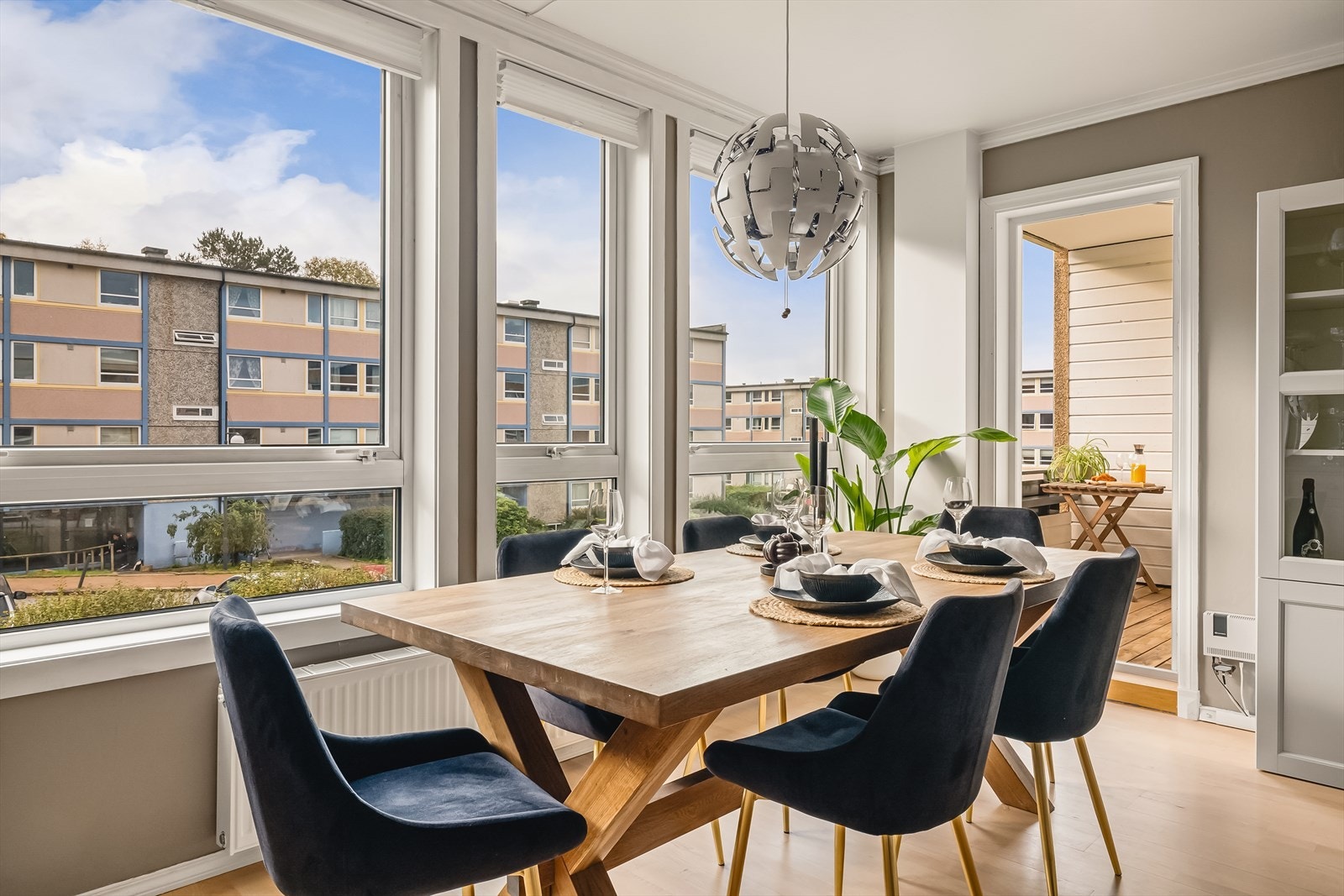 Fra stue er det utgang til leilighetens balkong Galleribilde