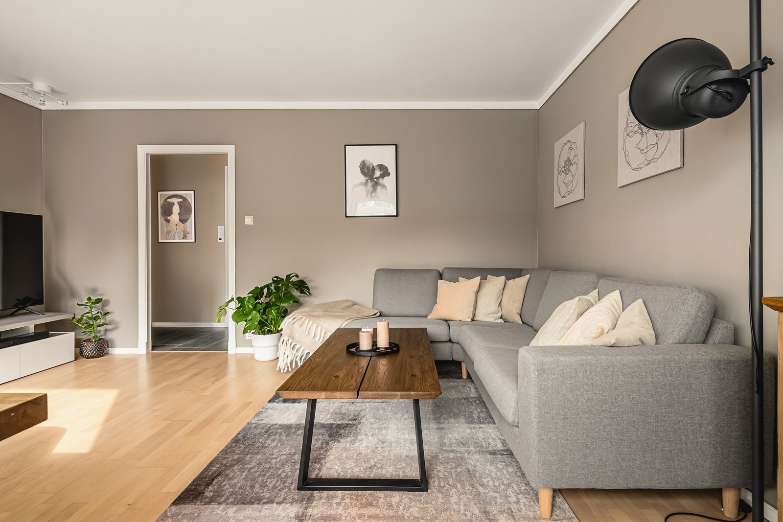 I stuen er det plass til både sitte- og spisegruppe Galleribilde