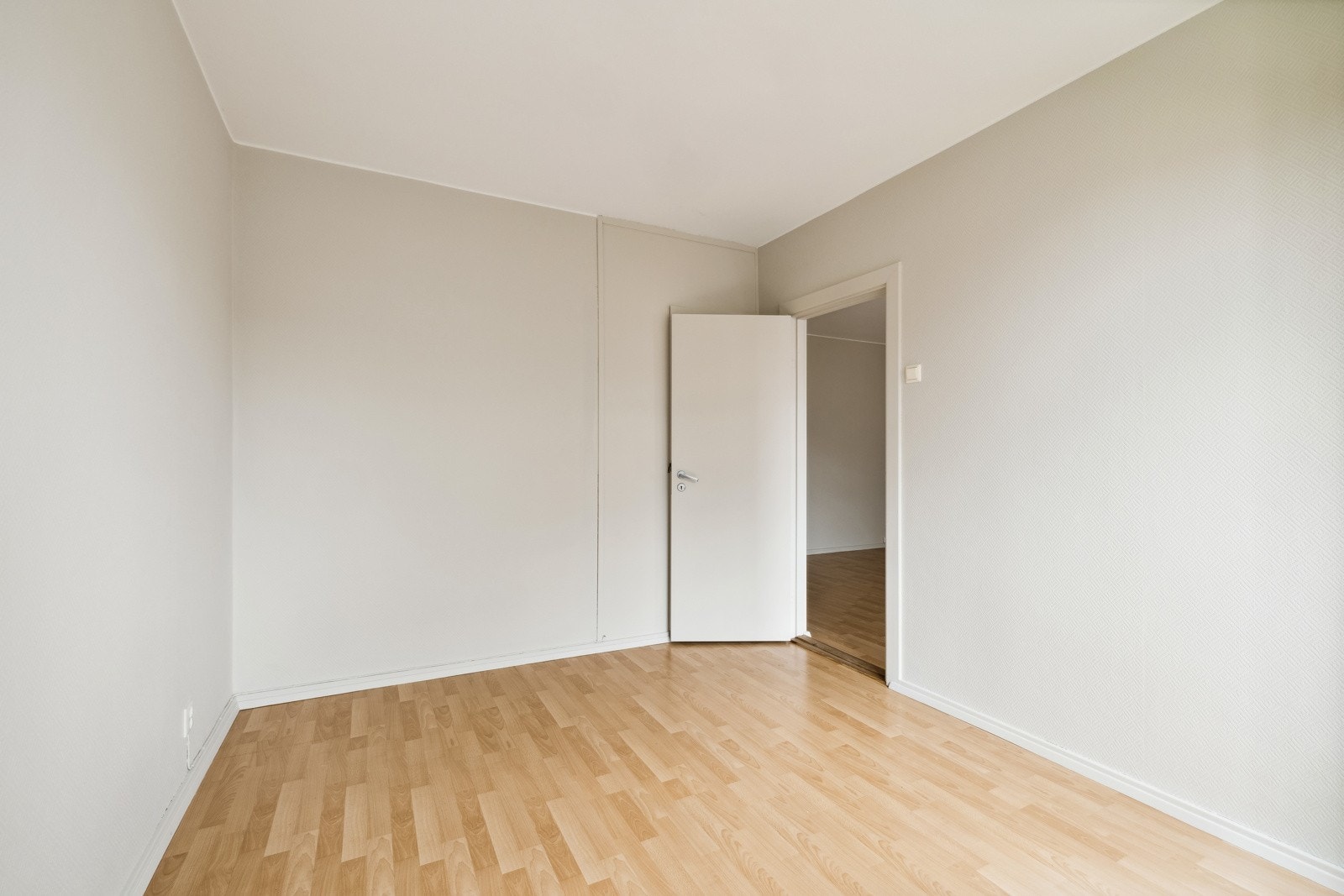 Leiligheten har to gode soverom, som begge vender ut mot rolig fellesareal. Soverommene er av god størrelse med plass til dobbeltseng, nattbord og garderobeløsninger. Hovedsoverommet fra stue har tilknyttet kott. Galleribilde