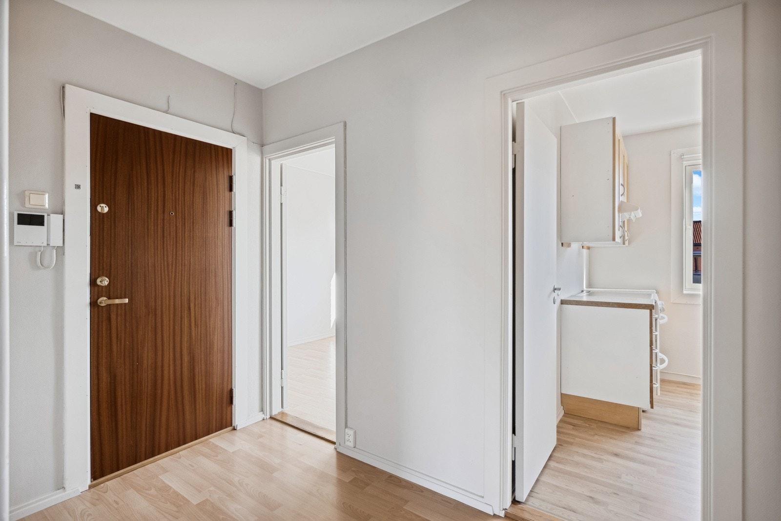 Romslig entré med god plass for oppbevaring av yttertøy og sko. Porttelefonanlegg med tale og bilde. Fra entréen er det også tilgang til praktisk innvendig bod/garderobe. Galleribilde