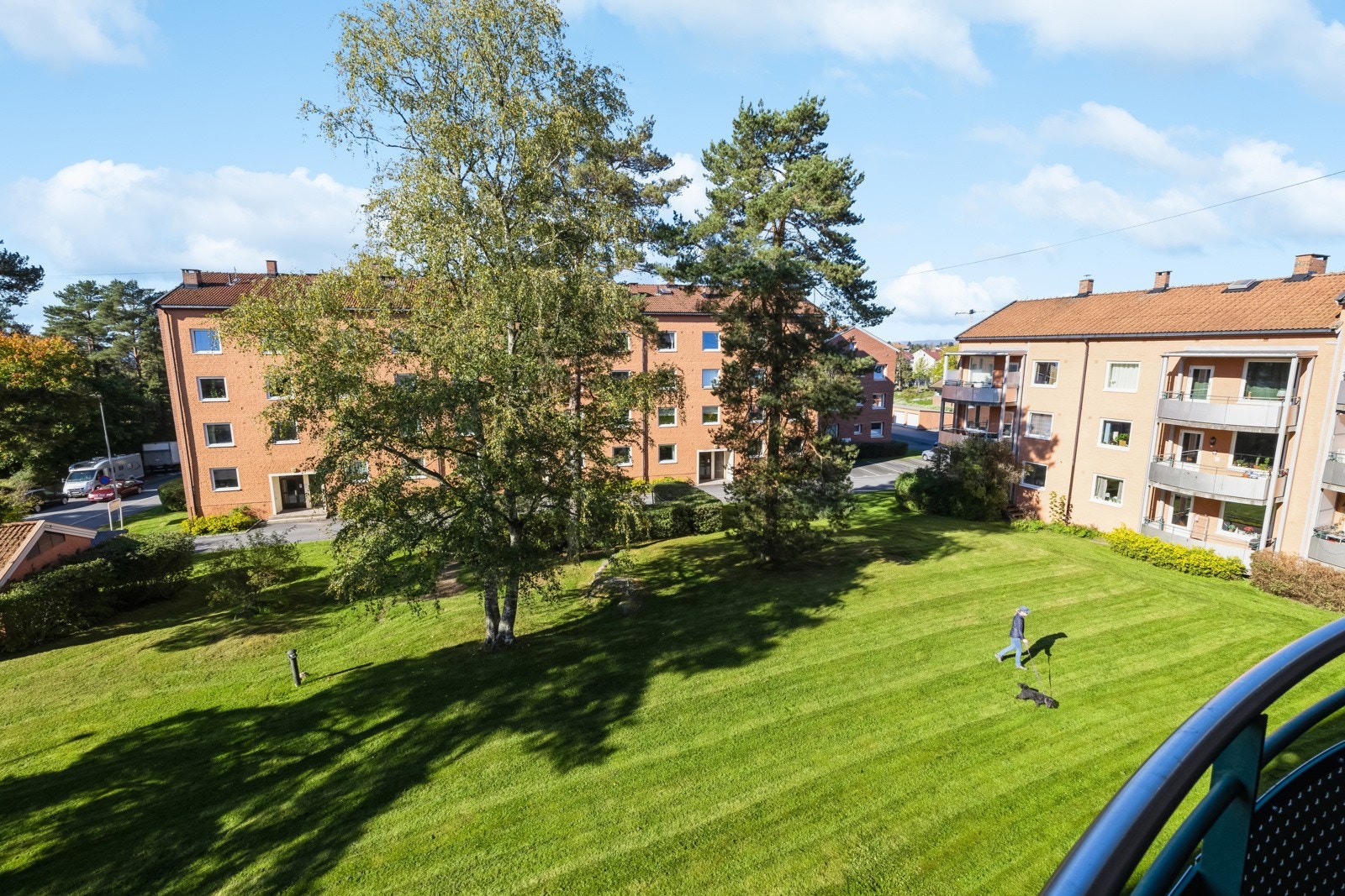 Leiligheten ligger i et meget populært og sentralt boområde i Blåfjellet borettslag på Lambertseter. Galleribilde