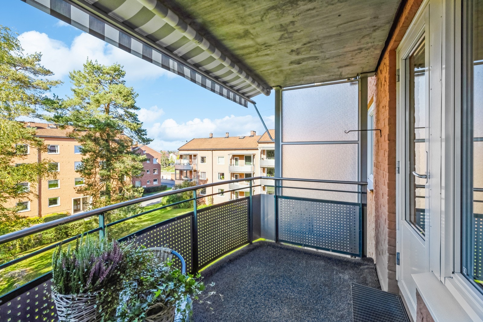 Fra stuen har du utgang til en solrik vestvendt balkong på ca. 7 m² med ettermiddag og kveldssol samt utsyn mot grøntområde. Her kan du virkelig nyte solen på sommerstid. Det er god plass til sittegruppe og grill. Et fint sted å nyte late dager. Galleribilde